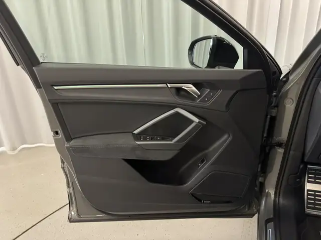 Audi RS Q3 2,5 TFSI quattro S-troni *RS Fahrwerk / RS Abgasanlage* Ansicht 18