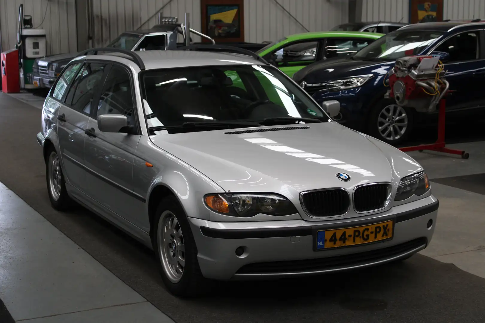 BMW 318 3-serie Touring 318i Edition Airco, Isofix, Stuurb Grijs - 2