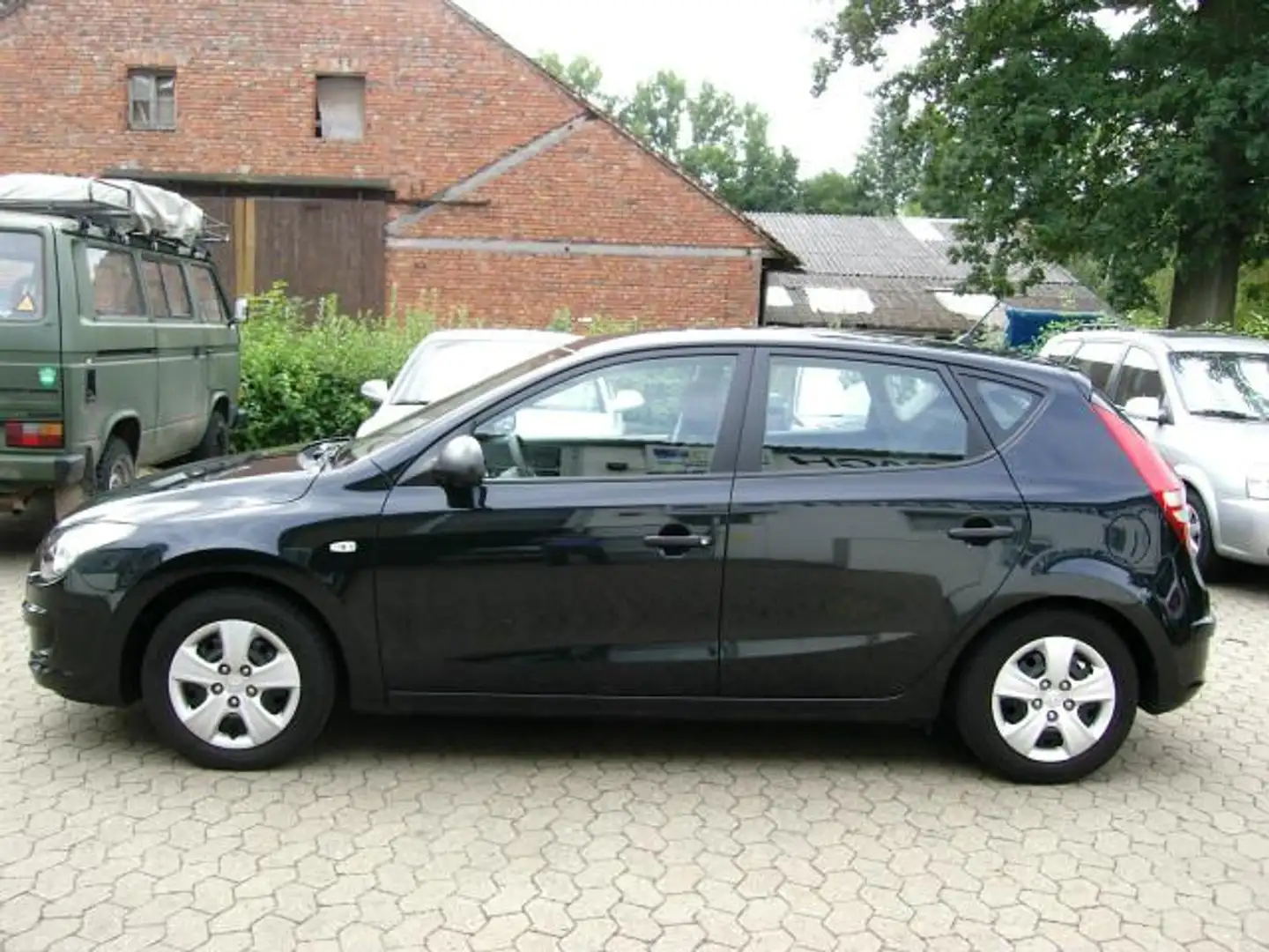Hyundai i30 1,4  KLIMA RADIO CD  ALUFELGEN GANZJAHRESREIFEN Schwarz - 2