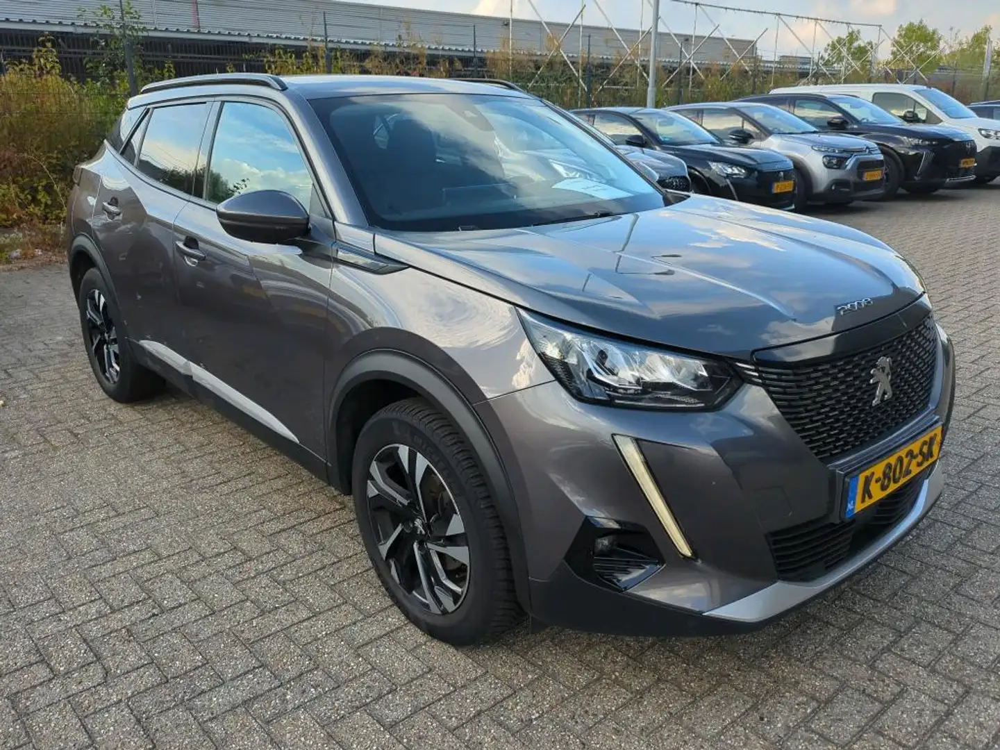 Peugeot 2008 1.2 PureTech Allure Pack | Automaat | Navigatie | Gris - 2