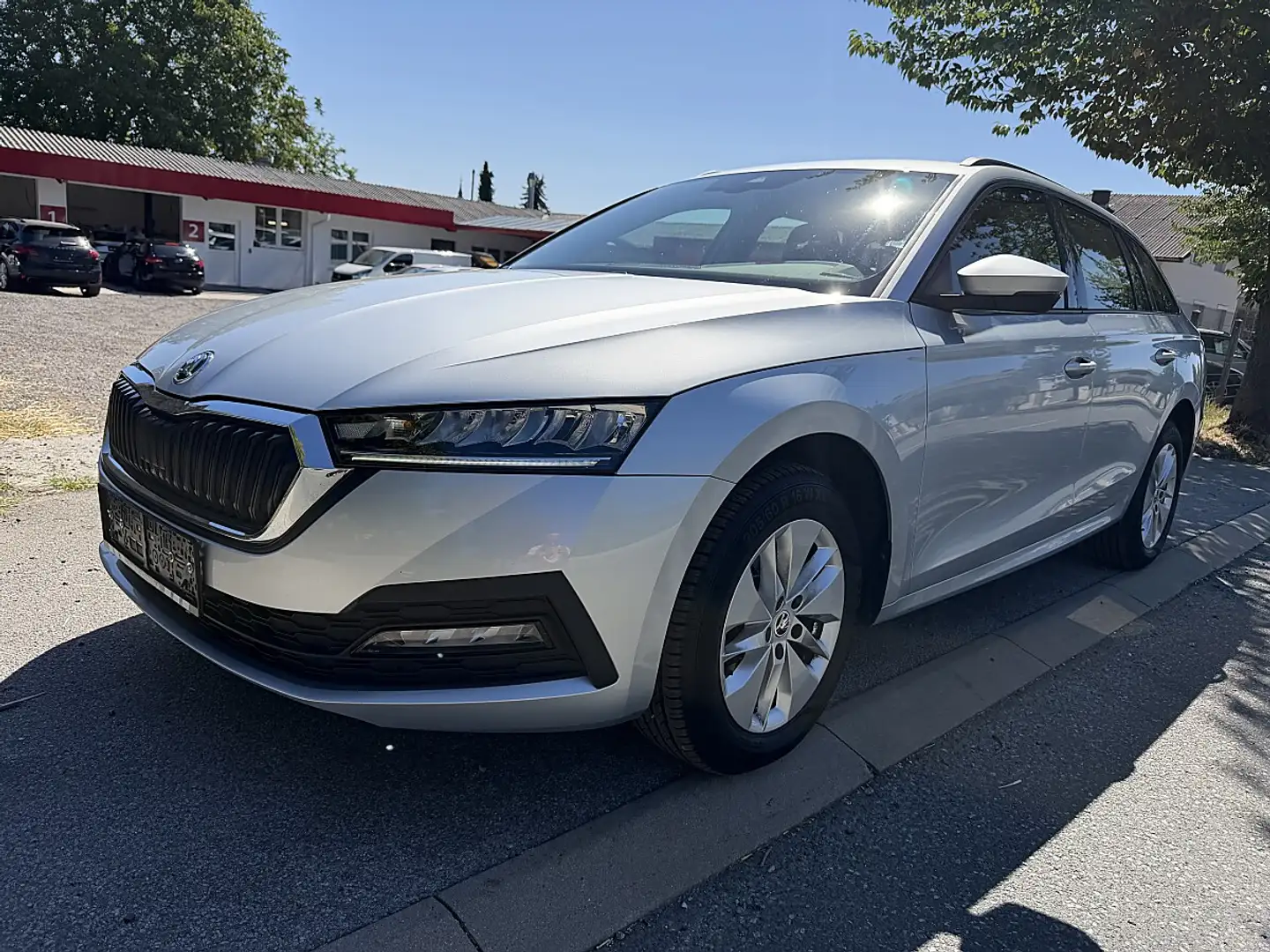 Skoda Octavia Combi 2,0 TDI 4x4 Ambition DSG Silber - 1