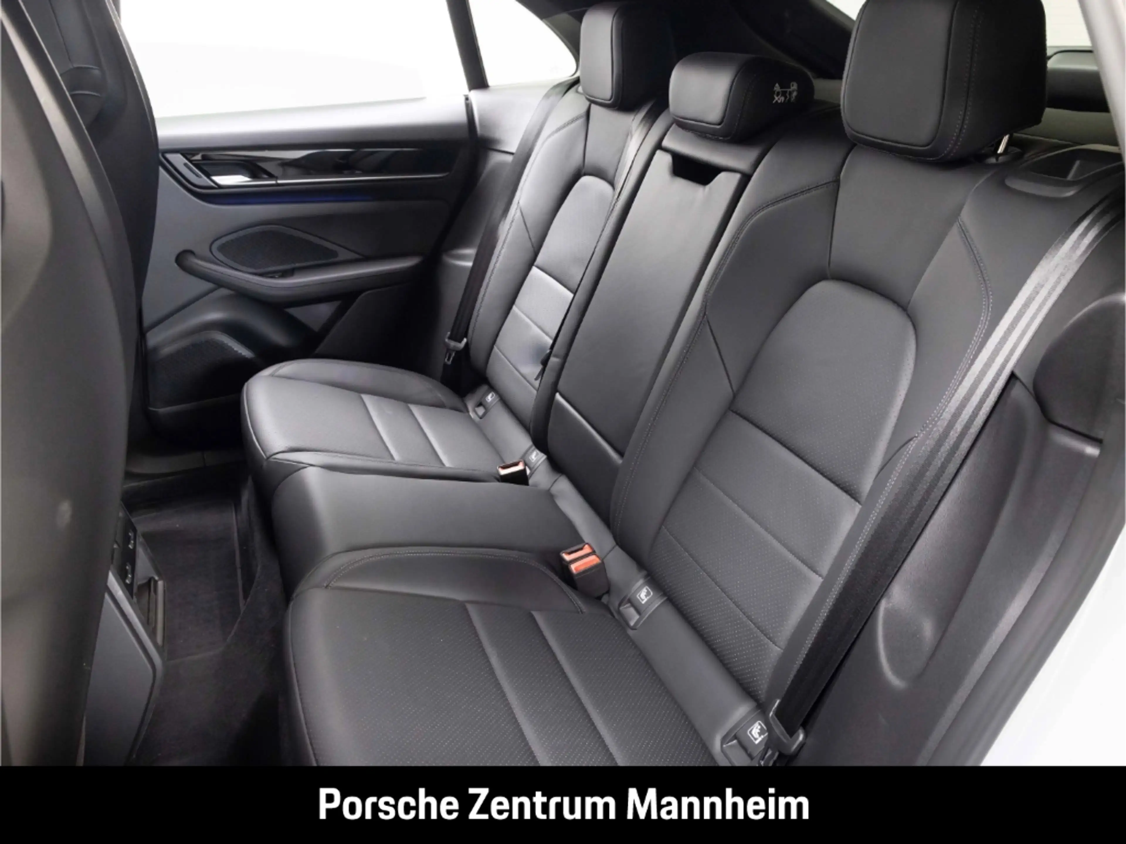 Porsche Macan 4S — photo 14
