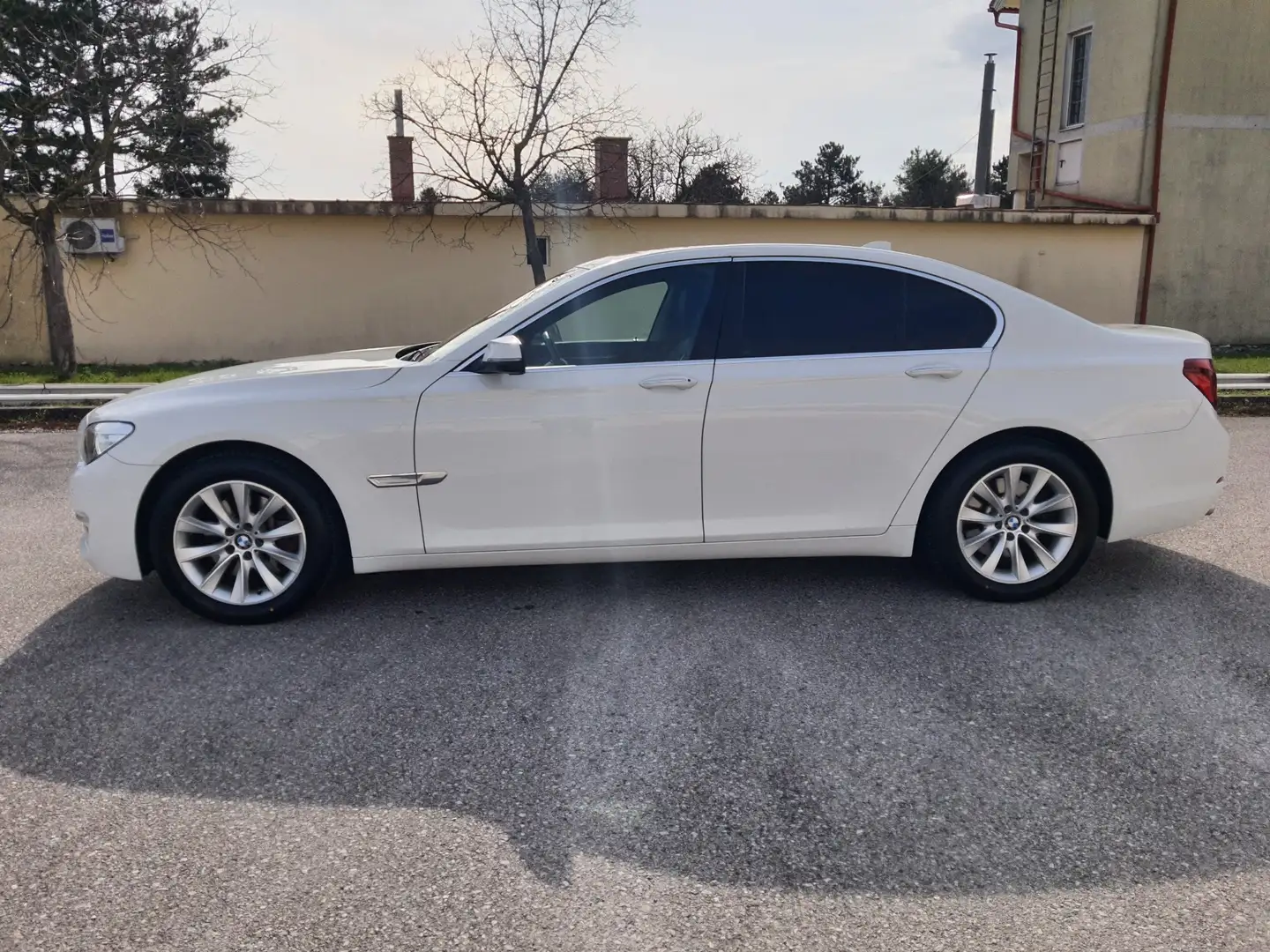 BMW 730 730d xDrive Aut. Bílá - 2