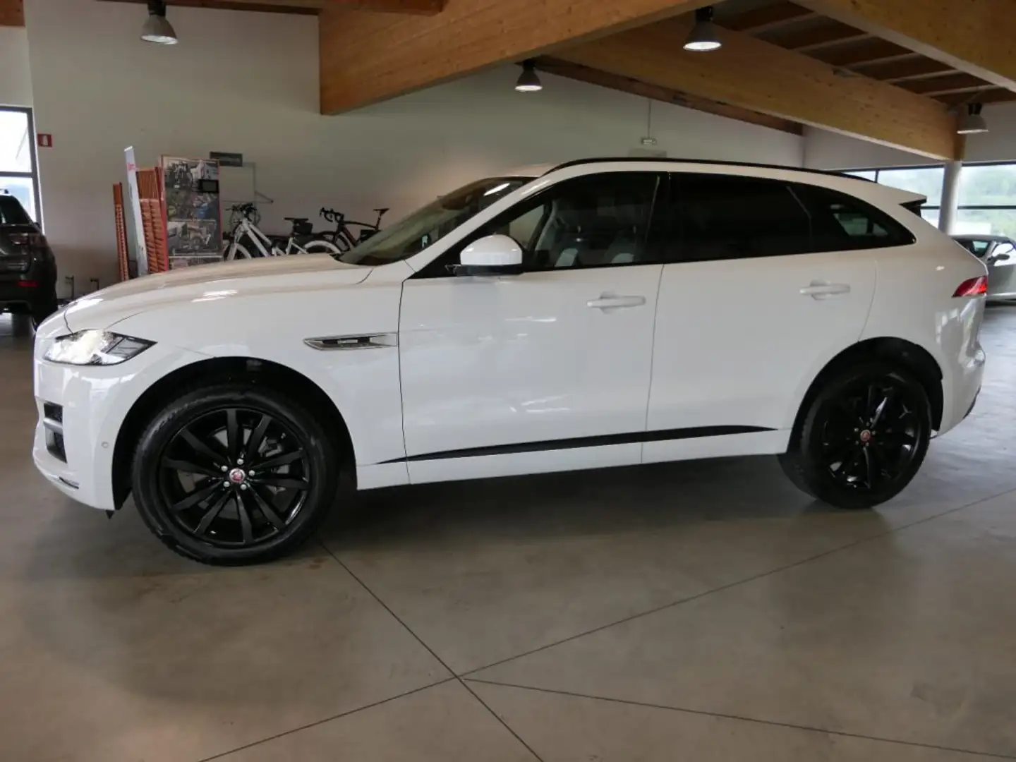 Jaguar F-Pace 3.0 D V6 300 CV AWD aut. R-Sport Bianco - 2
