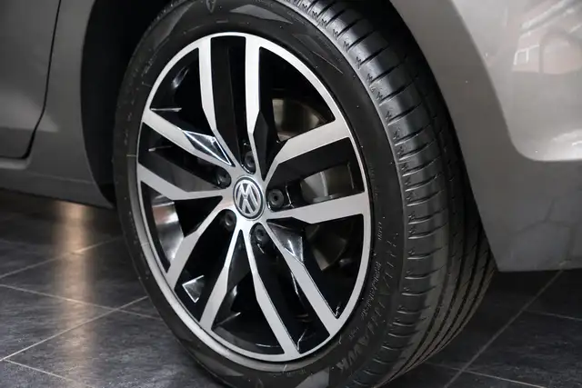 Volkswagen Golf view 4