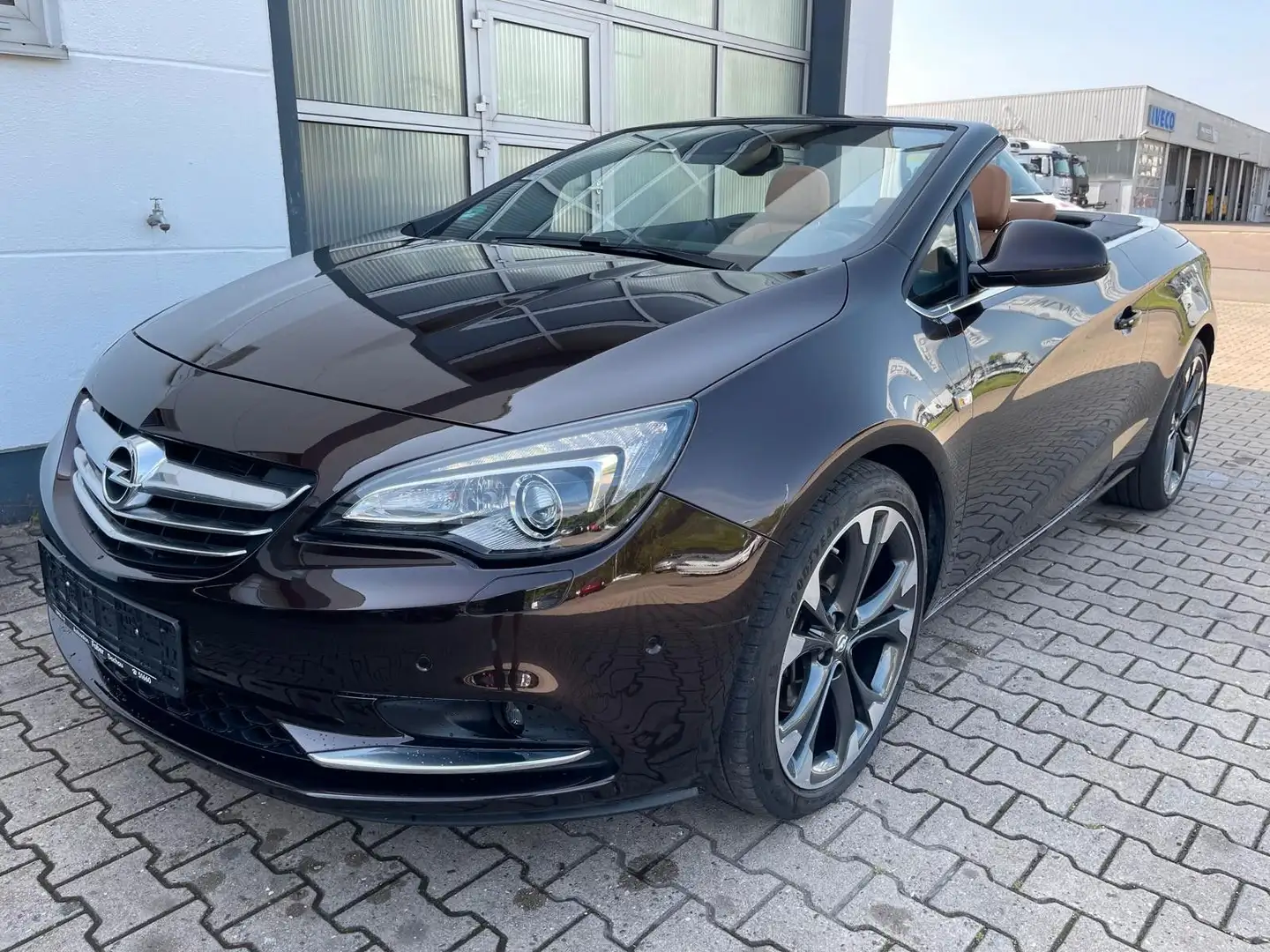 Opel Cascada 1,6T Leder/2.Hd/S-Heft/Navi/SHZ/Automat. Braun - 1