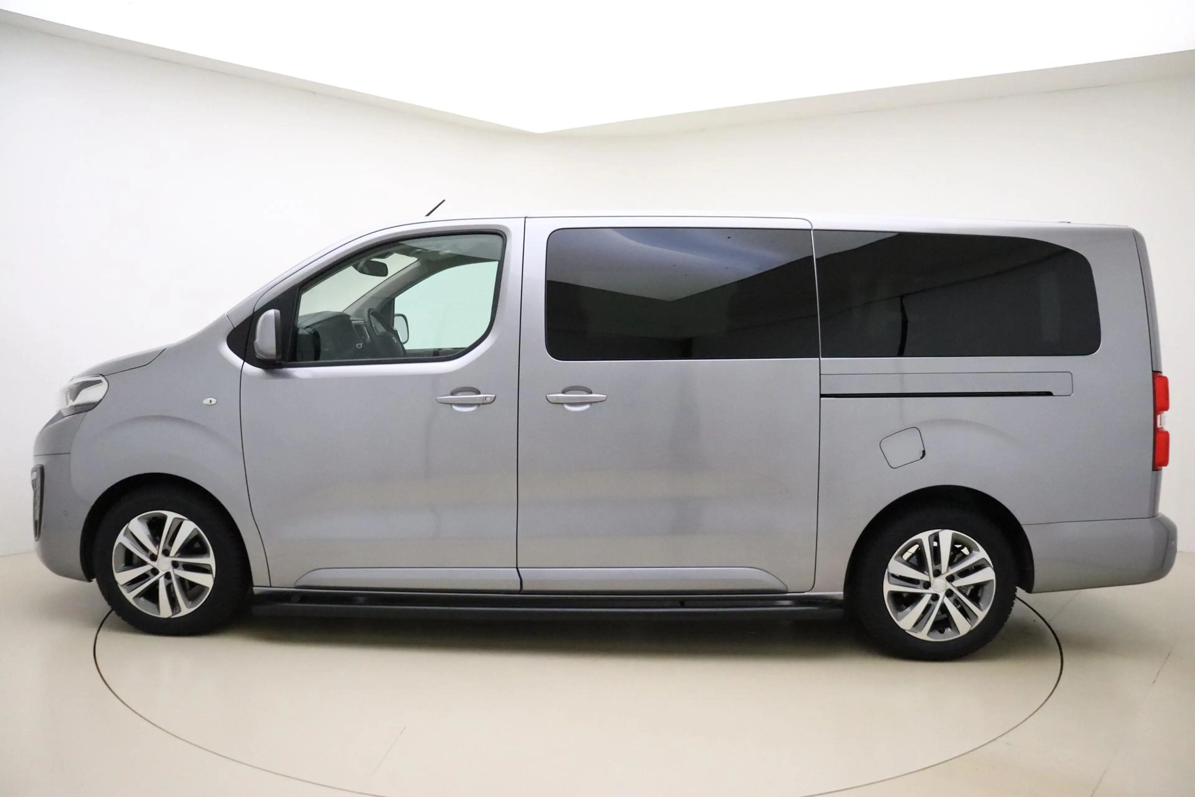 Peugeot Traveller 2.0 BlueHDi Business VIP Long S&S 180 PK | Automaa — photo 6