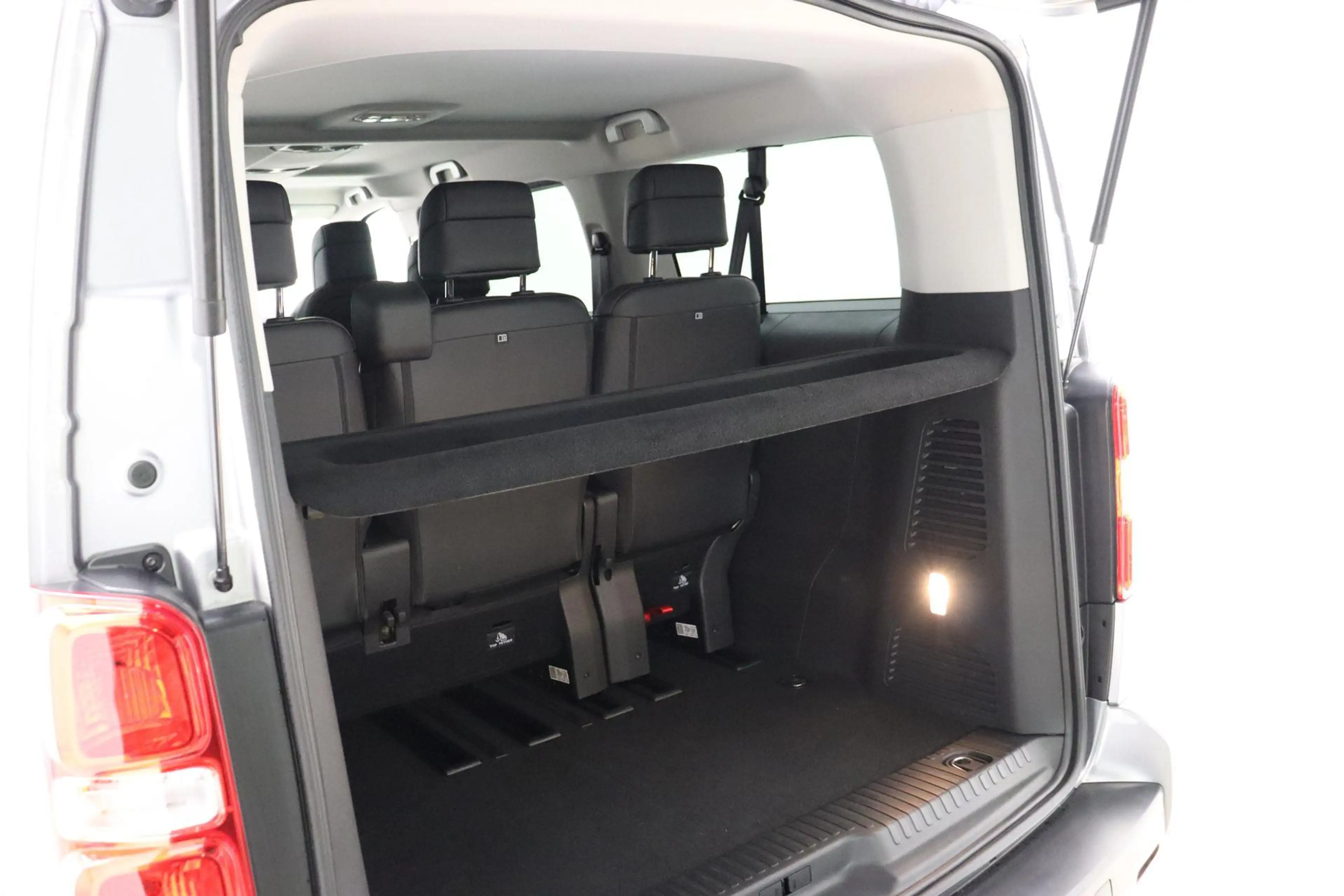 Peugeot Traveller 2.0 BlueHDi Business VIP Long S&S 180 PK | Automaa — photo 9