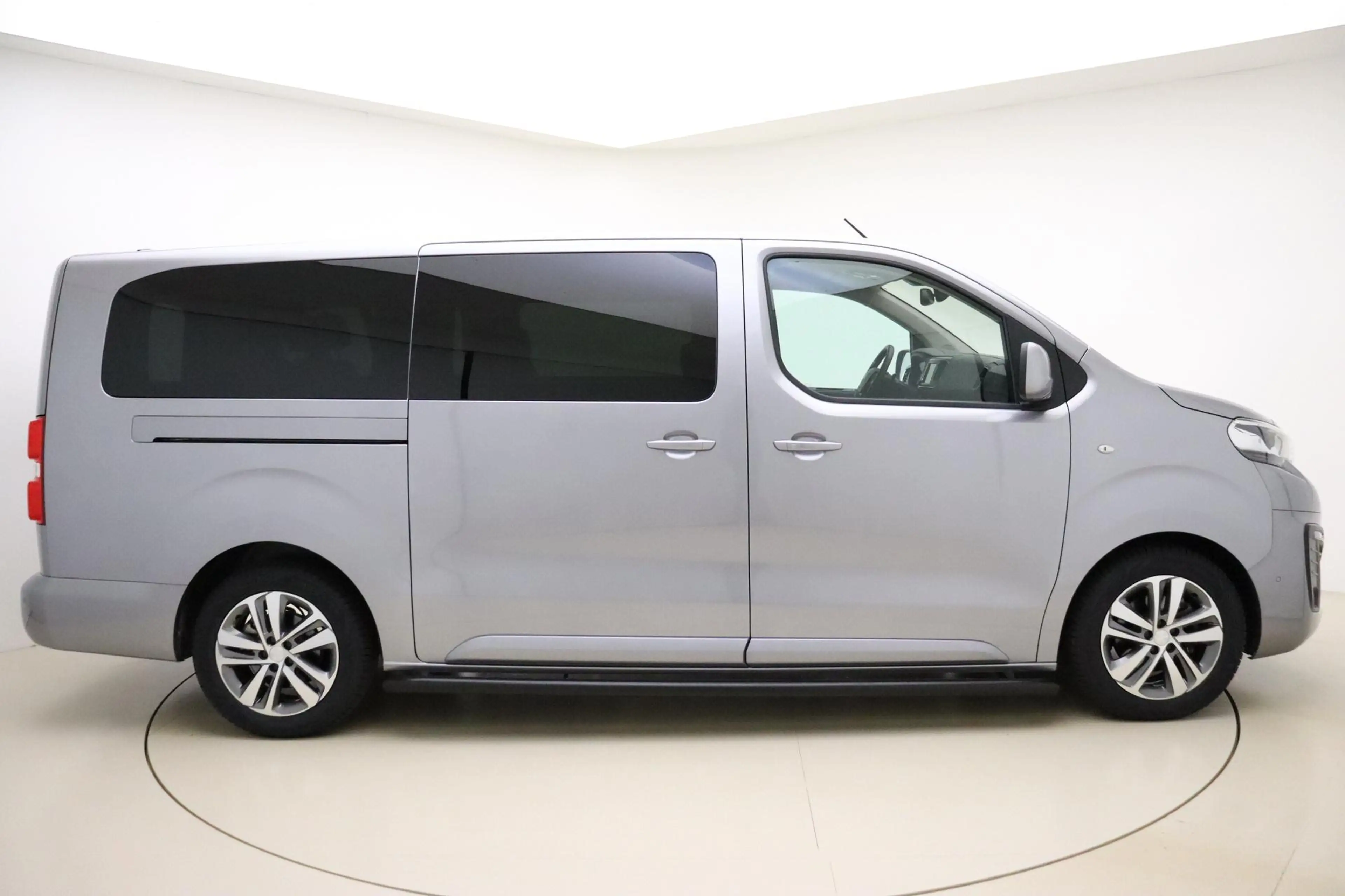 Peugeot Traveller 2.0 BlueHDi Business VIP Long S&S 180 PK | Automaa — photo 4