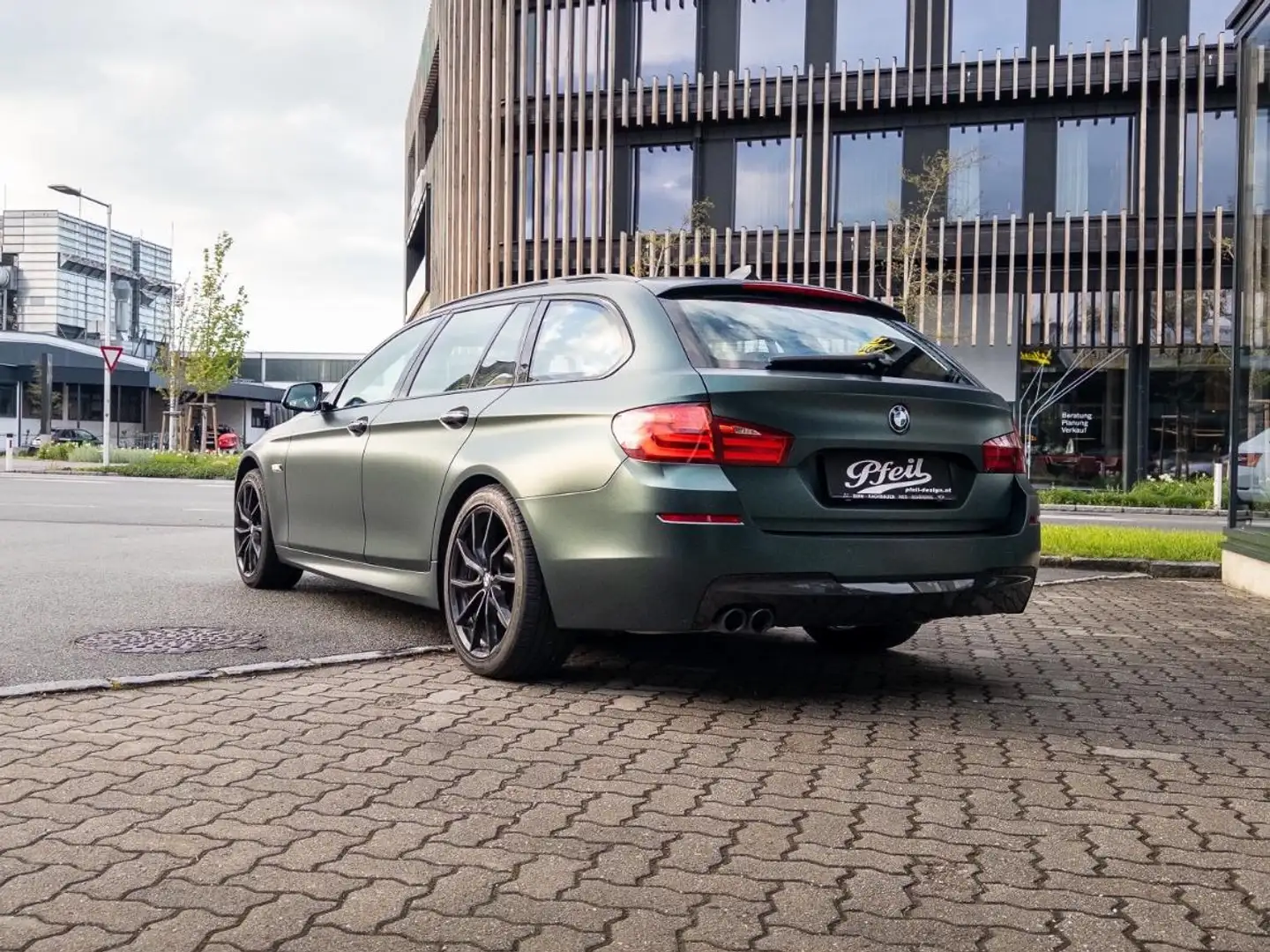 BMW 530 530d xDrive Touring Aut. Österreich-Paket Zelená - 2