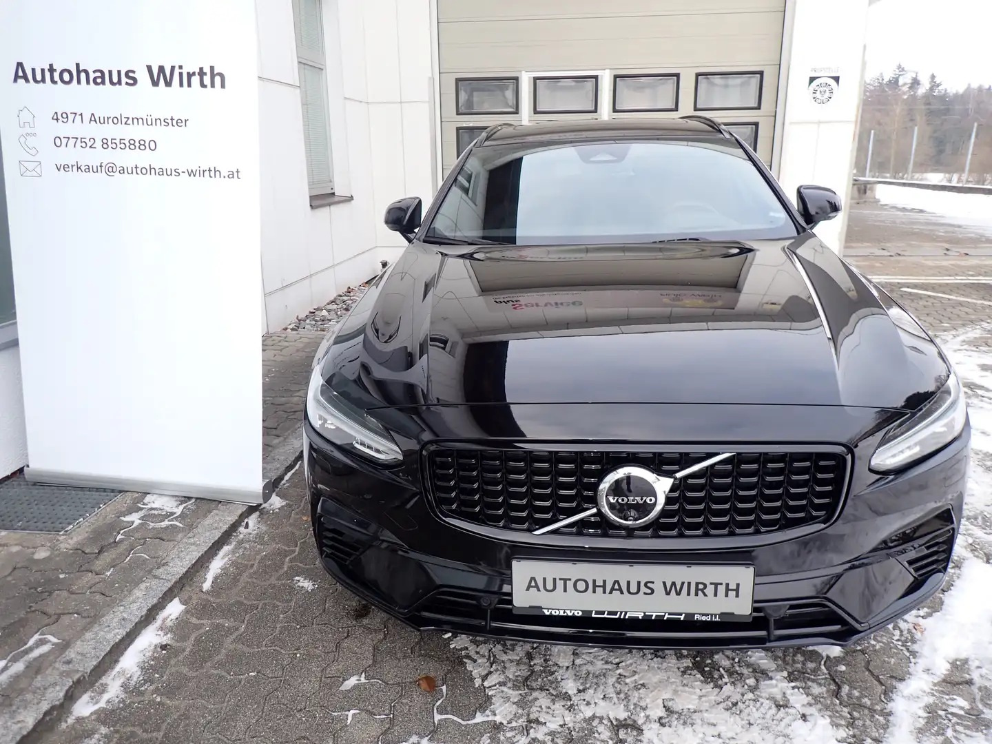 Volvo V90 T8 AWD Ultra Dark / LP.: 97940 / AHK/ Luftfahrwerk Schwarz - 2