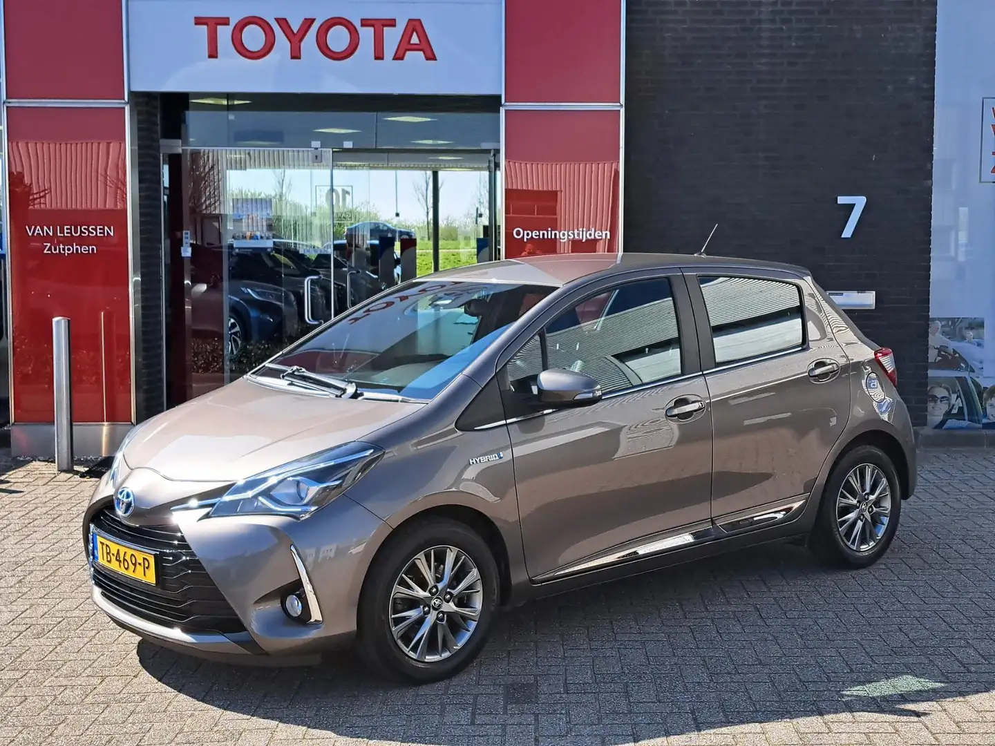 Toyota Yaris 1.5 HYBRID ENERGY PLUS NAVI PARK-SENSOREN 16"LM-VE Grijs - 1