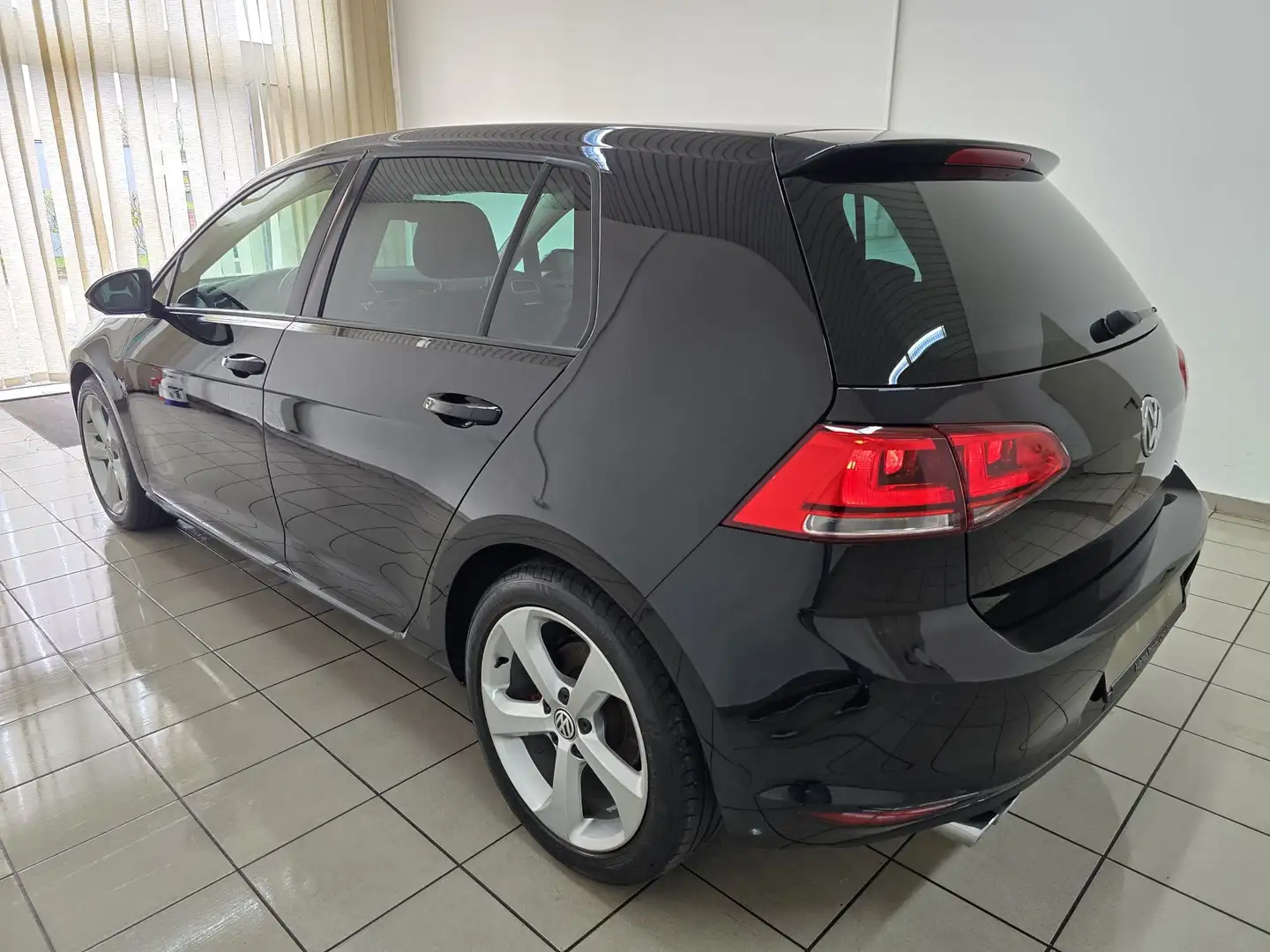 Volkswagen Golf VII Lim. 2.0 TDI Highline 4Motion Xenon 18" Zwart - 2
