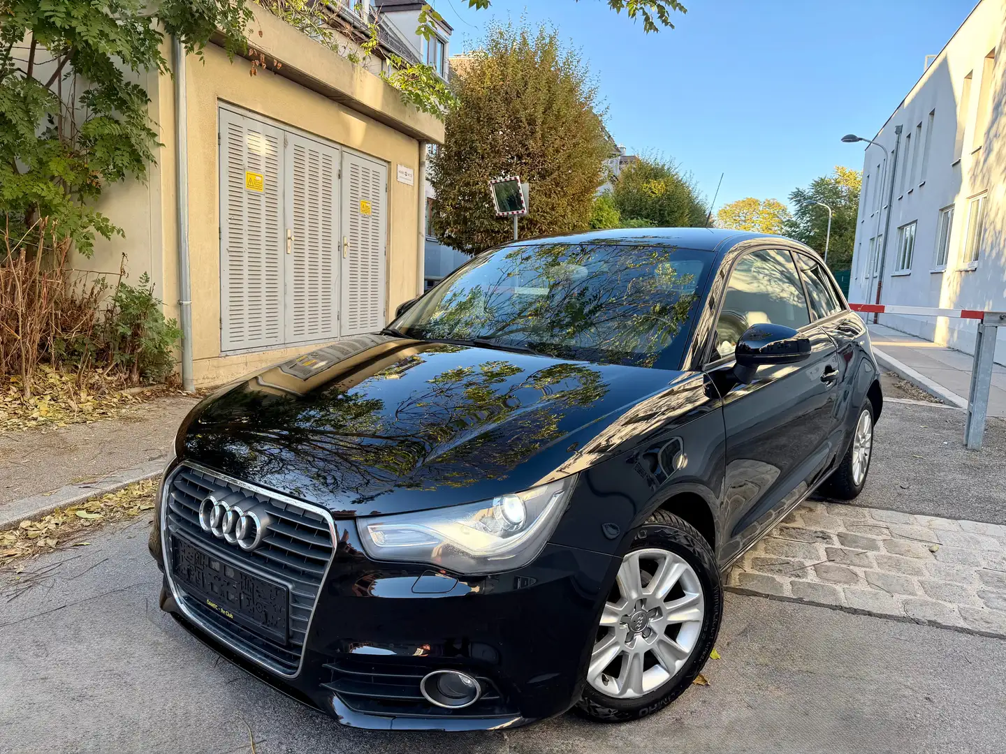 Audi A1 attraction Schwarz - 2