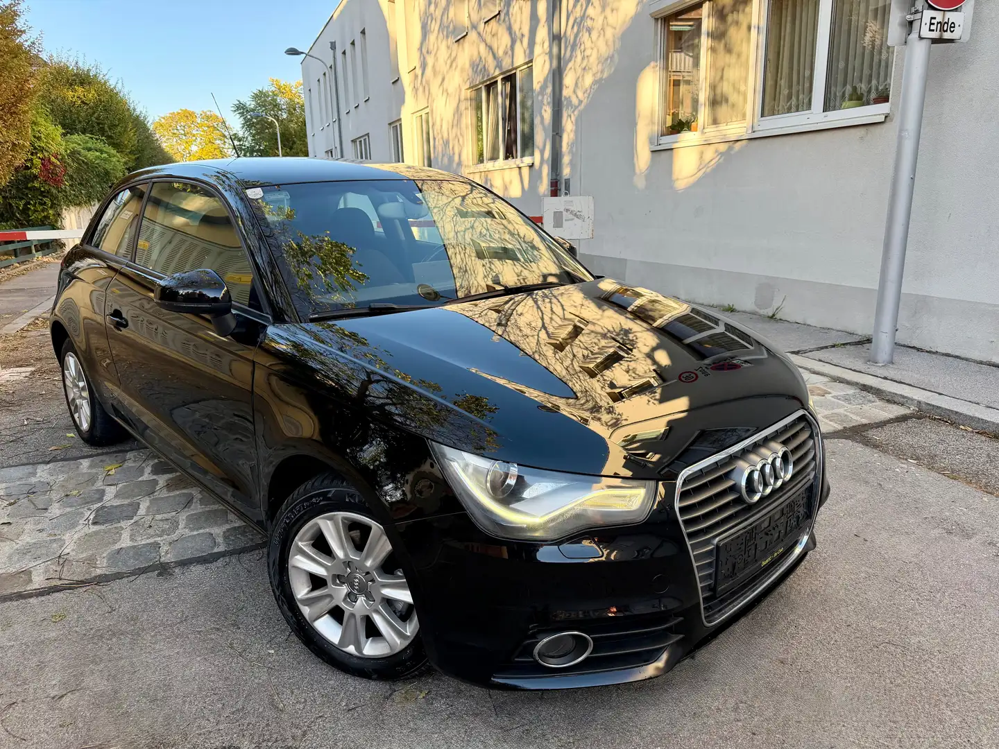 Audi A1 attraction Schwarz - 1