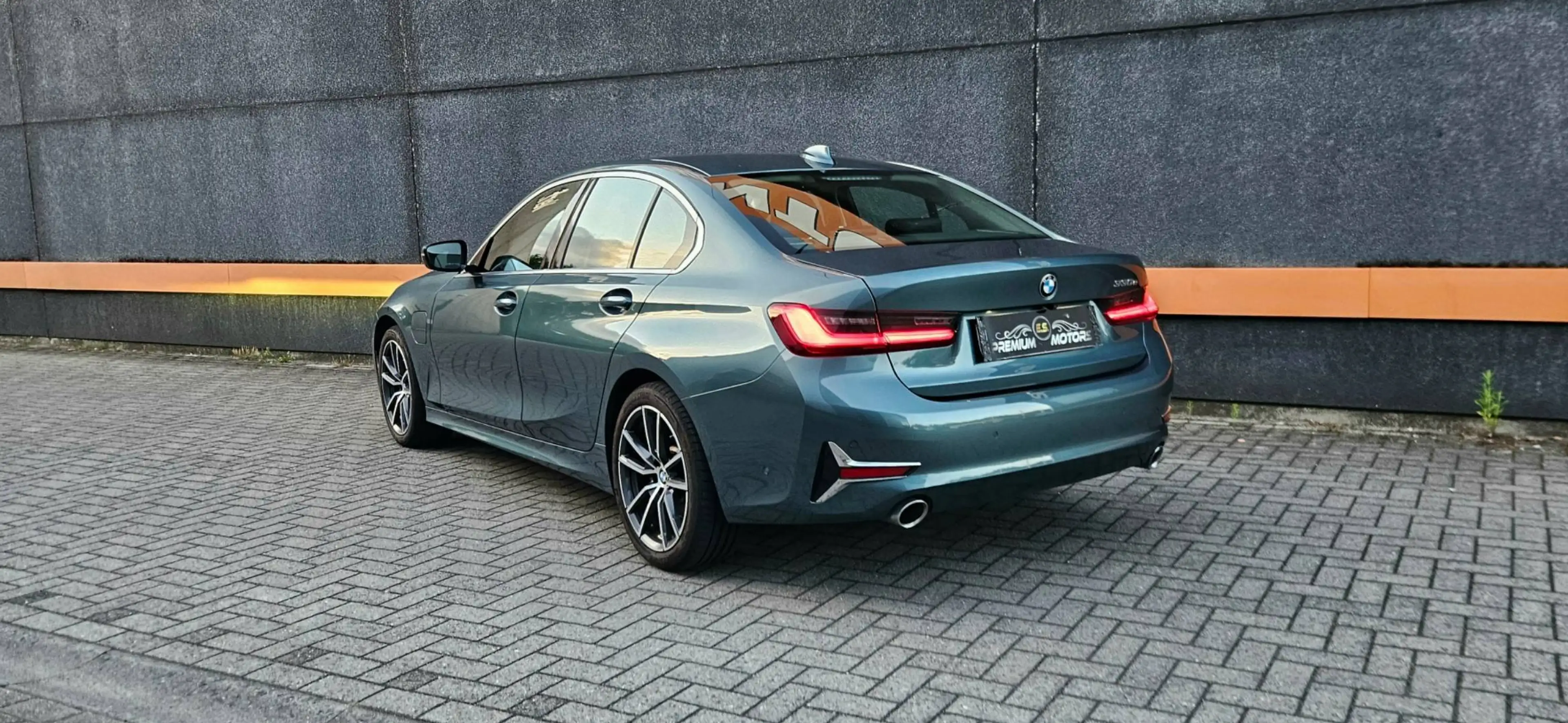 BMW 330 e  LUXURY LINE  EXCLUSIEIF BLEU RIDGE METTALIC/FULL OPTION IN NIEUWSTAAT — photo 3