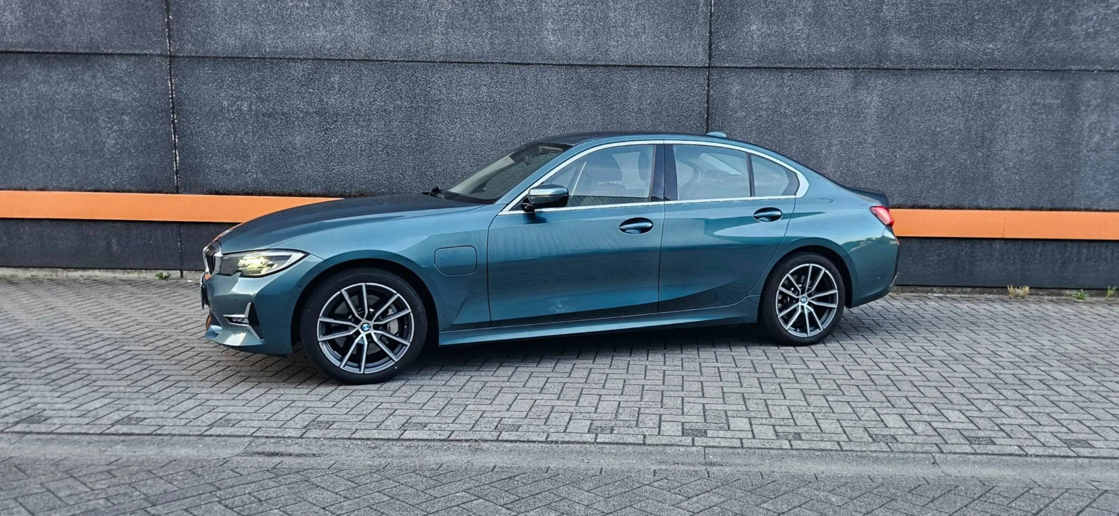 BMW 330 e  LUXURY LINE  EXCLUSIEIF BLEU RIDGE METTALIC/FULL OPTION IN NIEUWSTAAT — photo 2