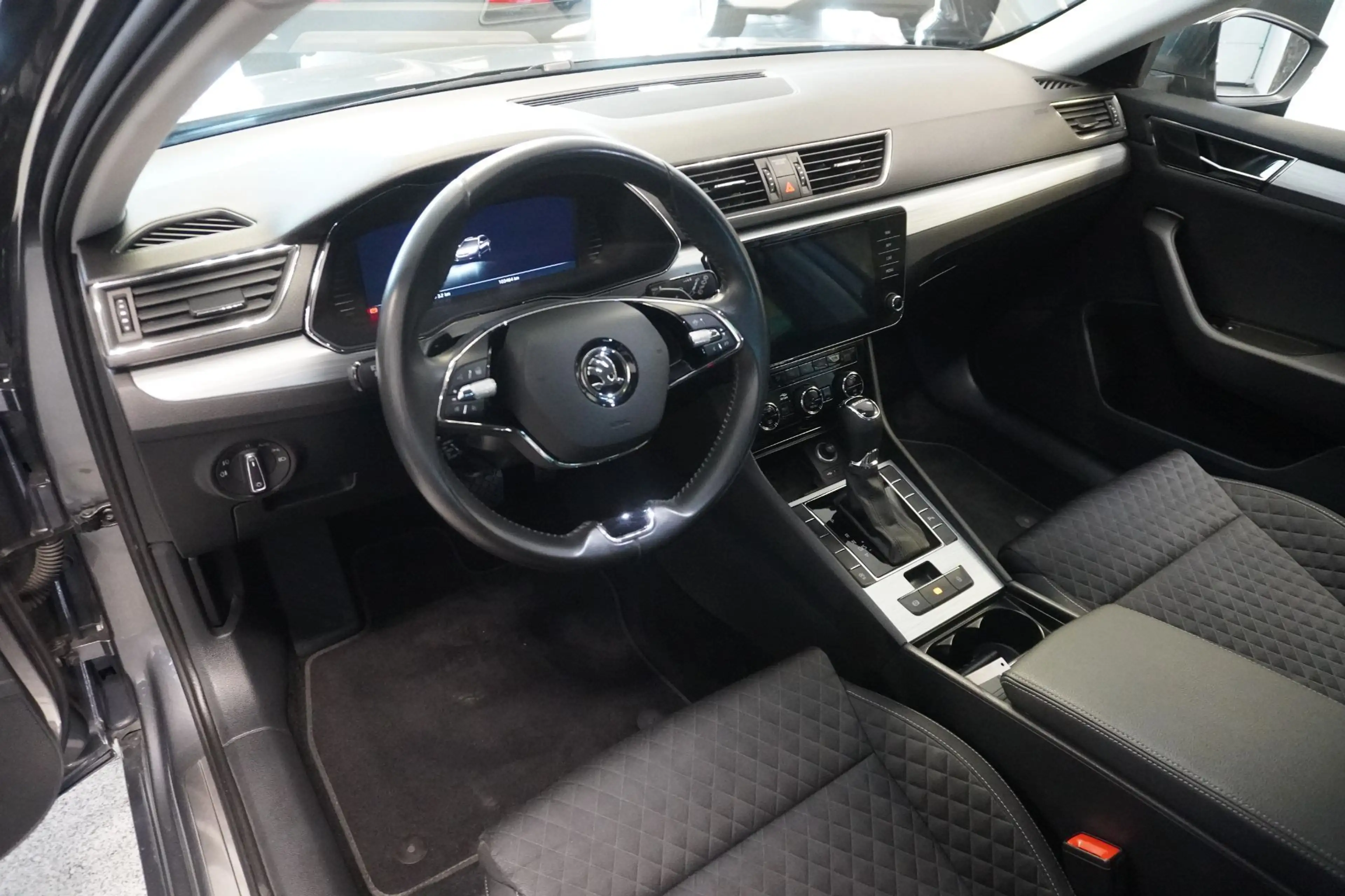 Skoda Superb 2.0TDI DSG Virtual/Kamera/Navi — photo 7