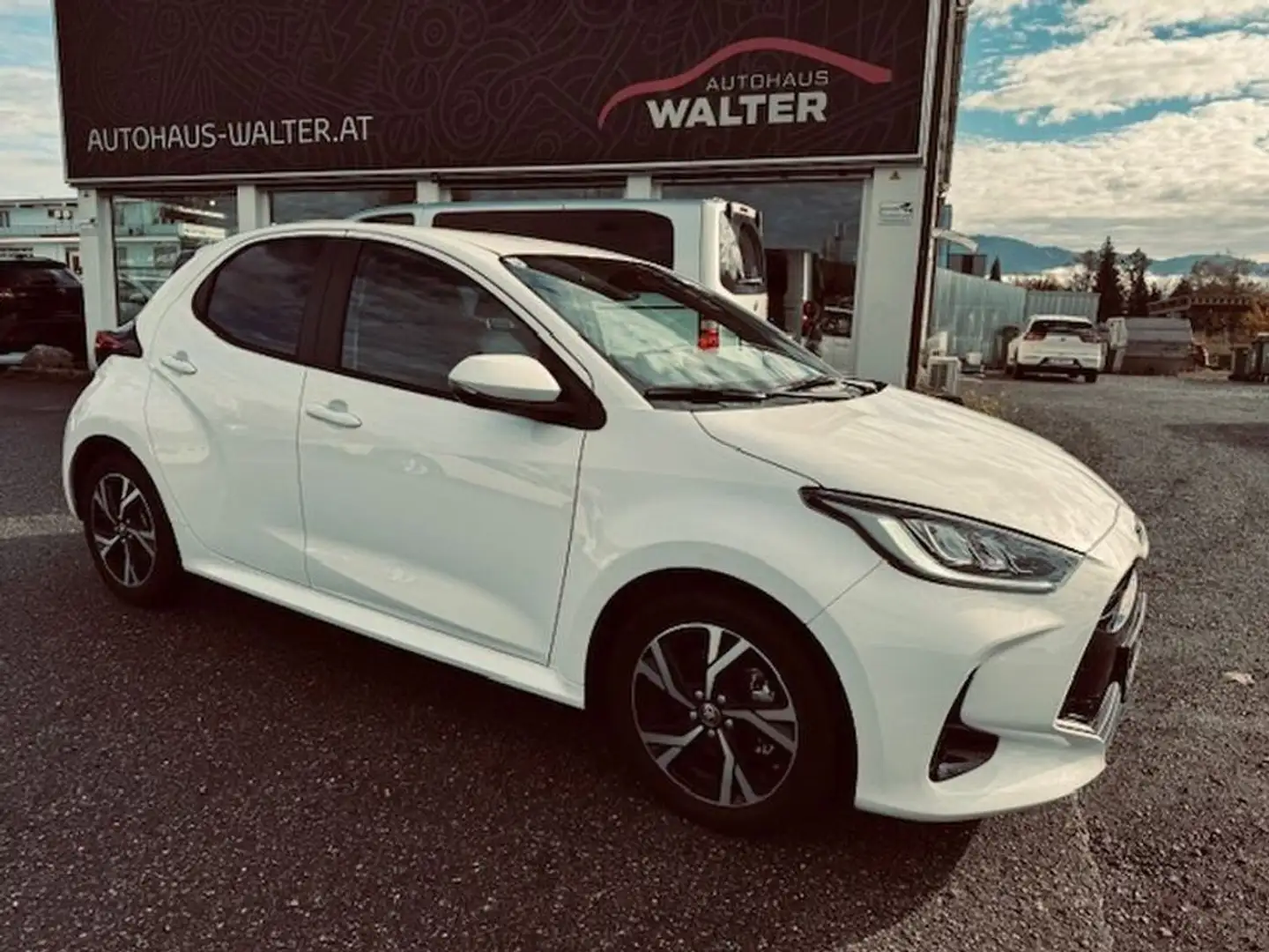 Toyota Yaris Hybrid Active Weiß - 1