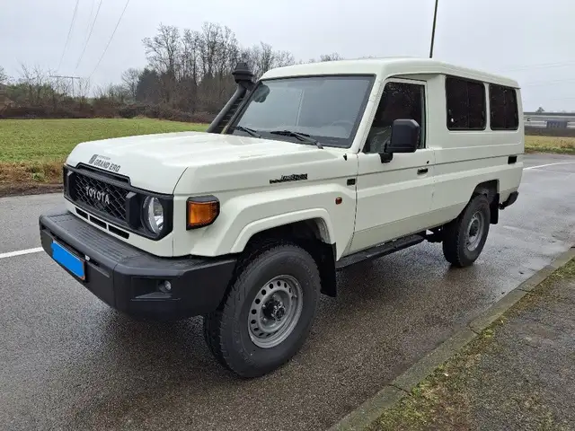 Toyota Land Cruiser GRJ78