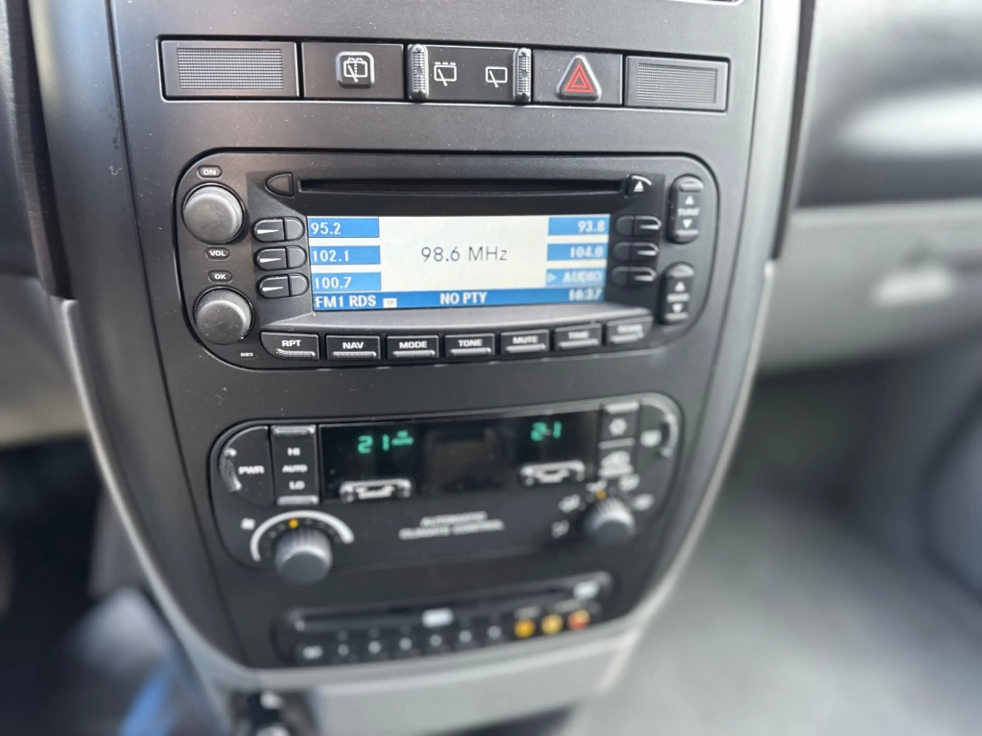 Chrysler Voyager 3.3i SE LUXE — photo 13