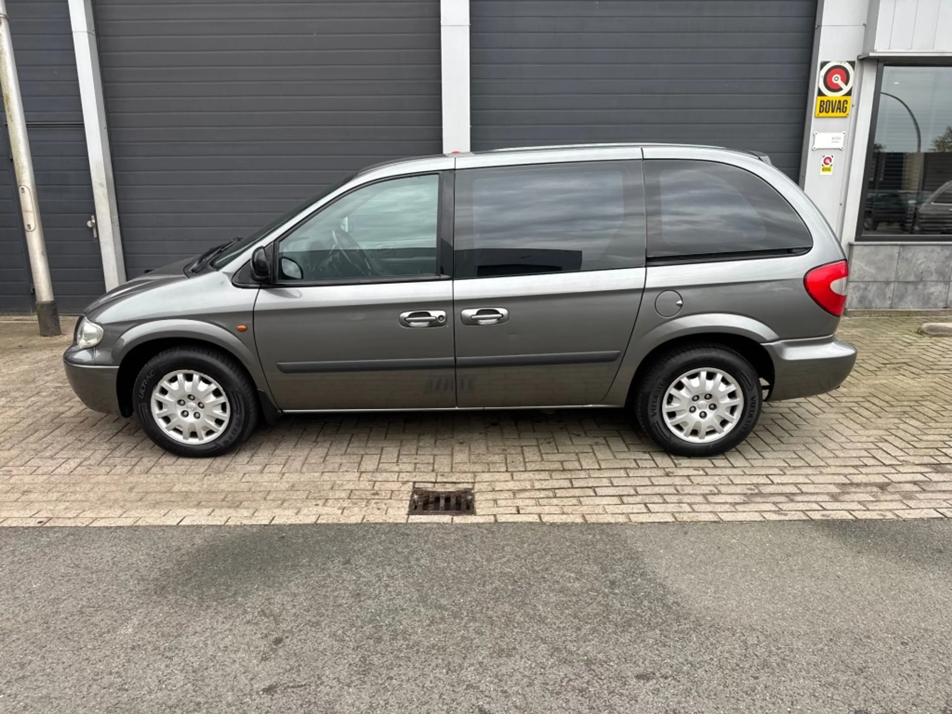Chrysler Voyager 3.3i SE LUXE — photo 6