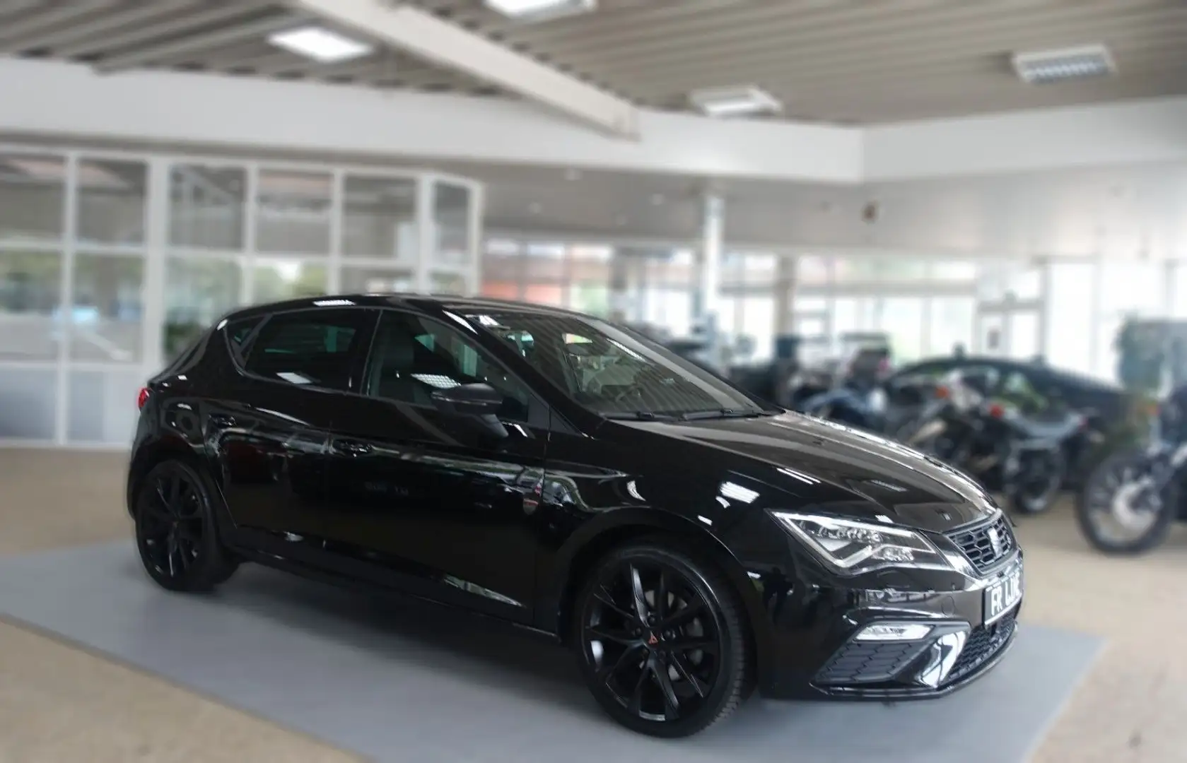 SEAT Leon FR black Edition NAV ViCo LED KAM KEYL PANO Schwarz - 1