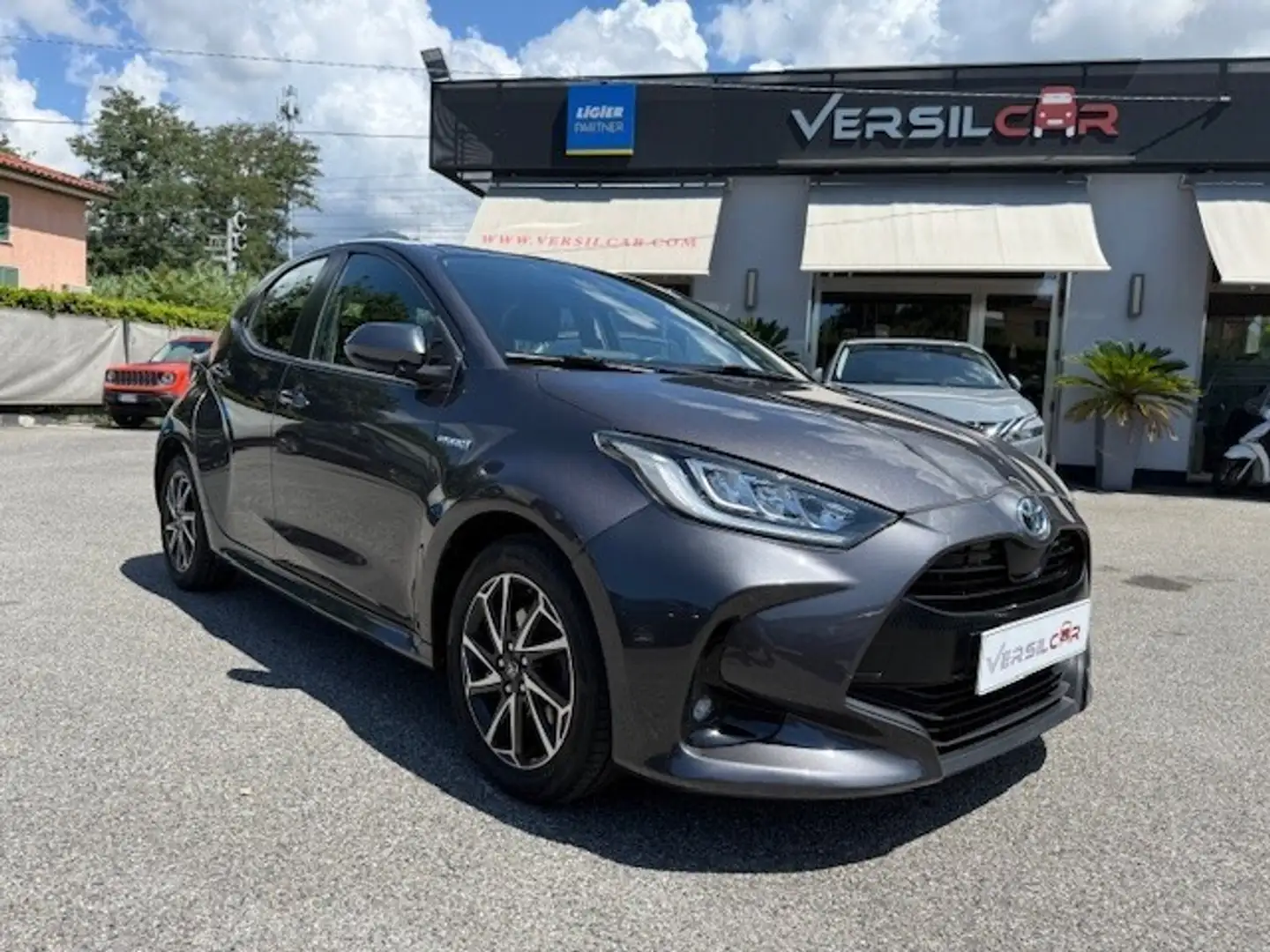 Toyota Yaris Yaris 1.5 Hybrid 5 porte Trend Grigio - 1