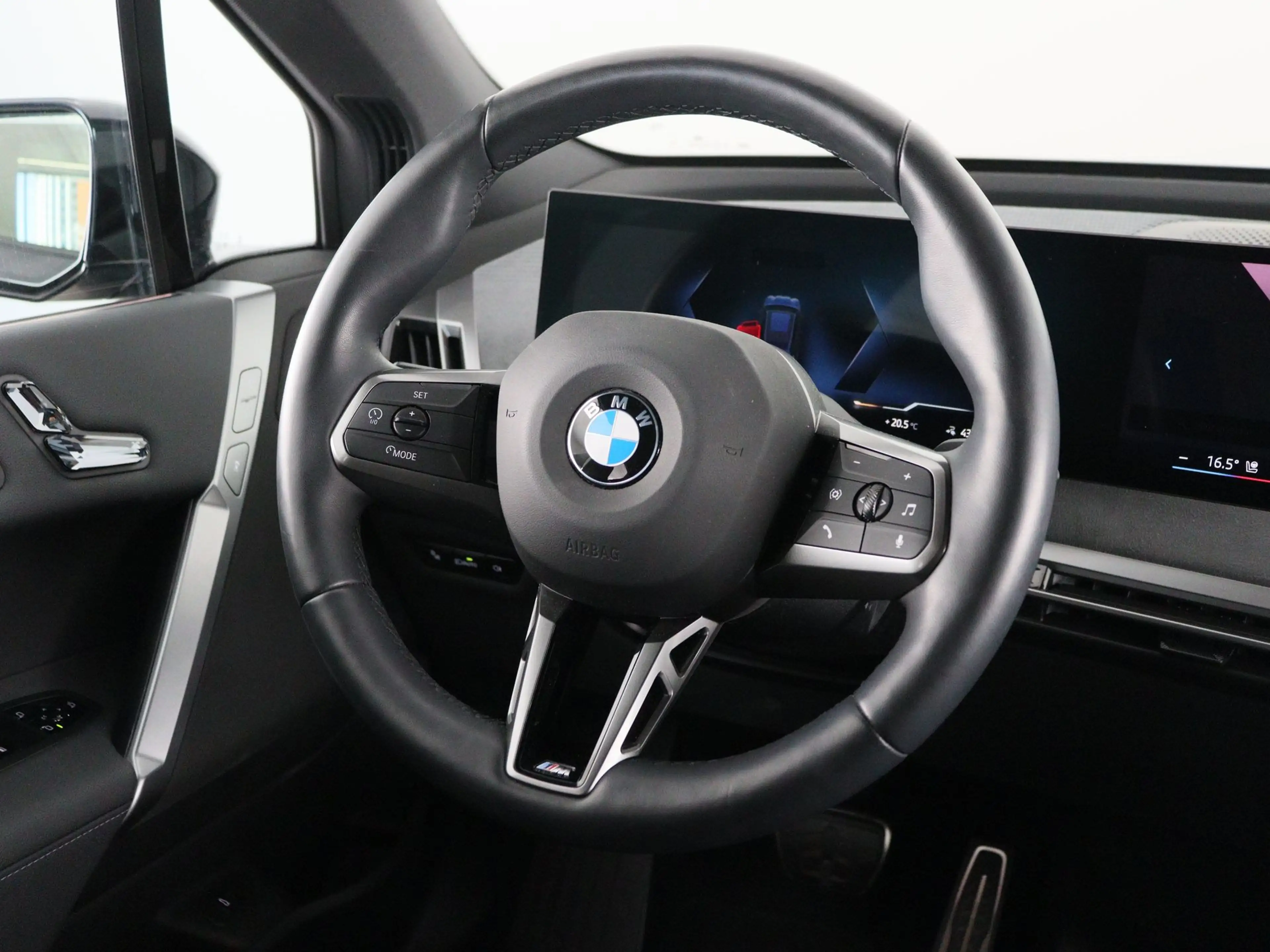 BMW iX xDrive45 101 kWh — photo 2
