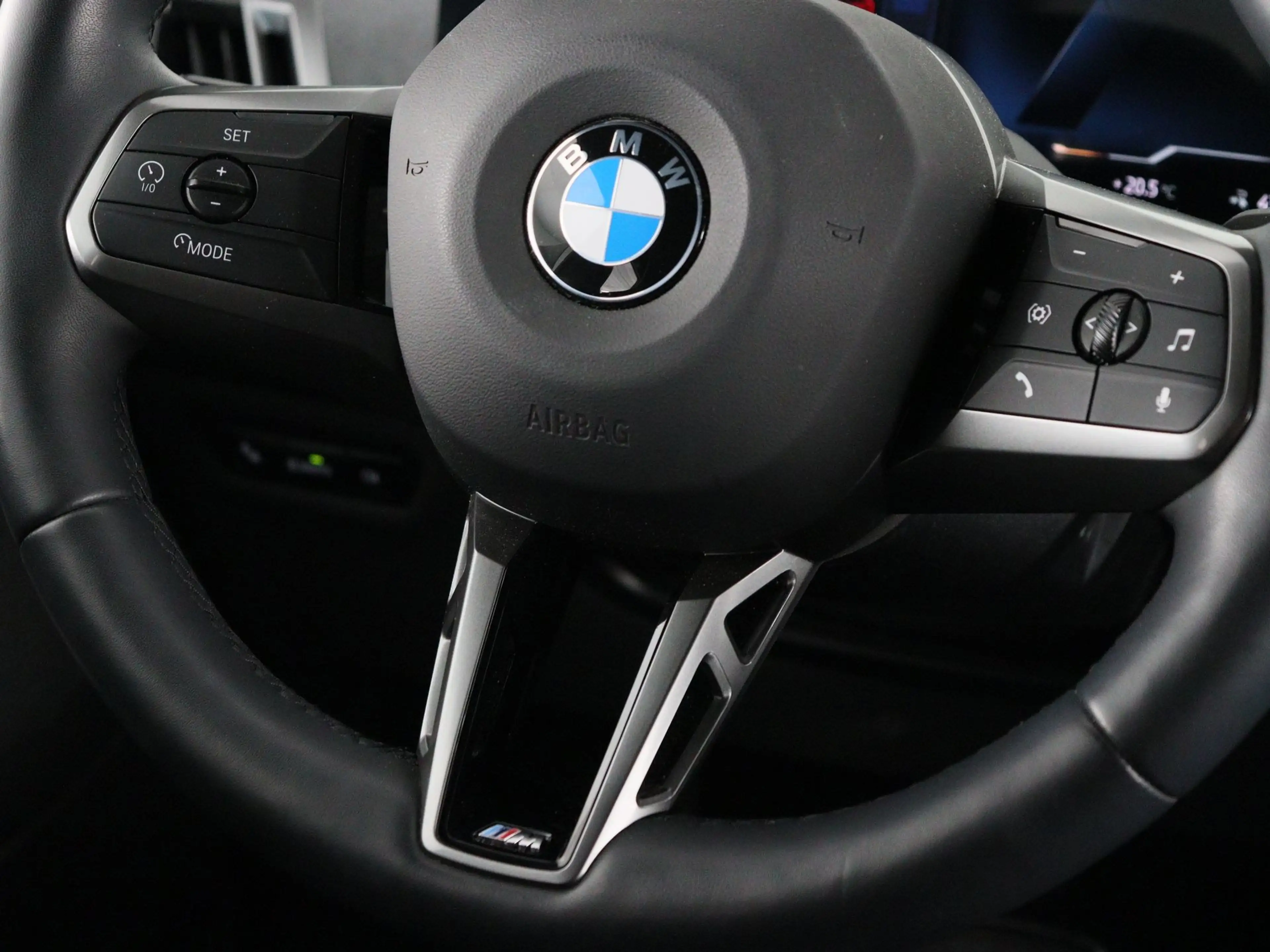 BMW iX xDrive45 101 kWh — photo 3