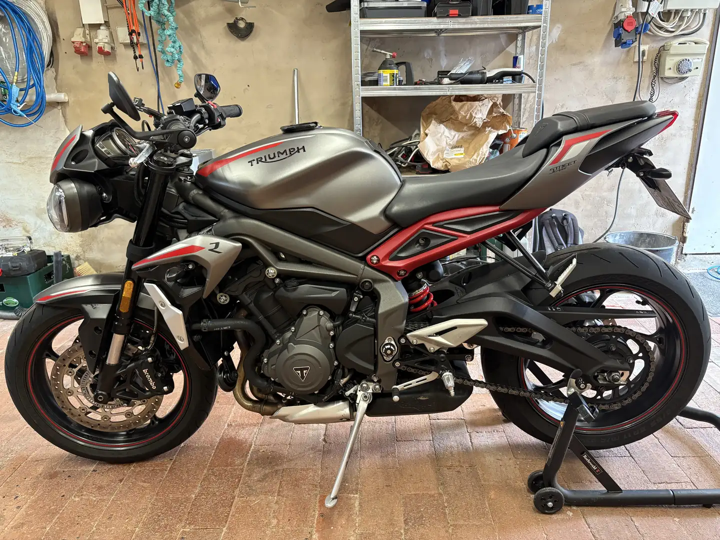 Triumph Street Triple 765 R - 1