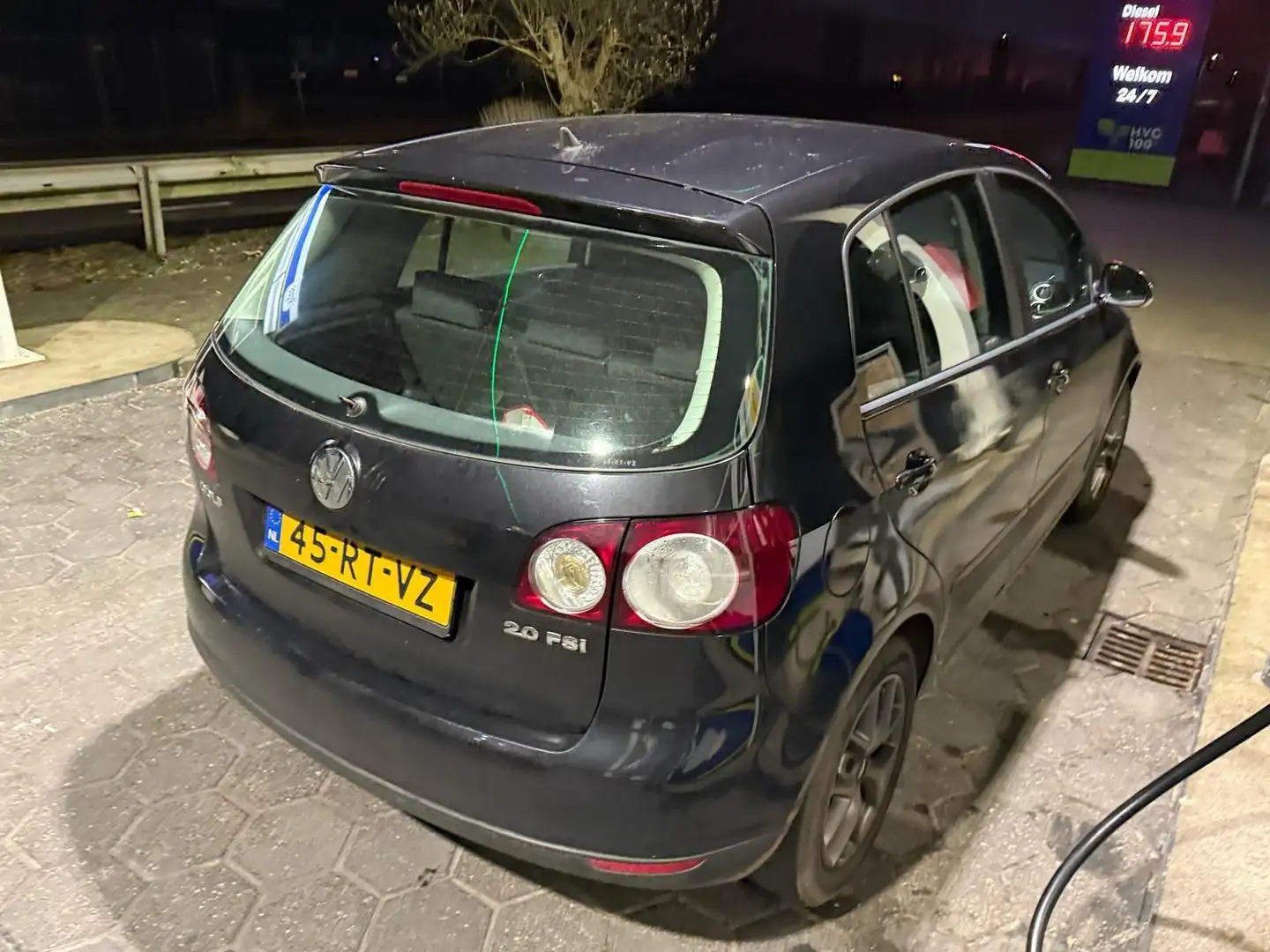 Volkswagen Golf 2.0 FSI Sportline €1500 zonder apk. Zwart - 2