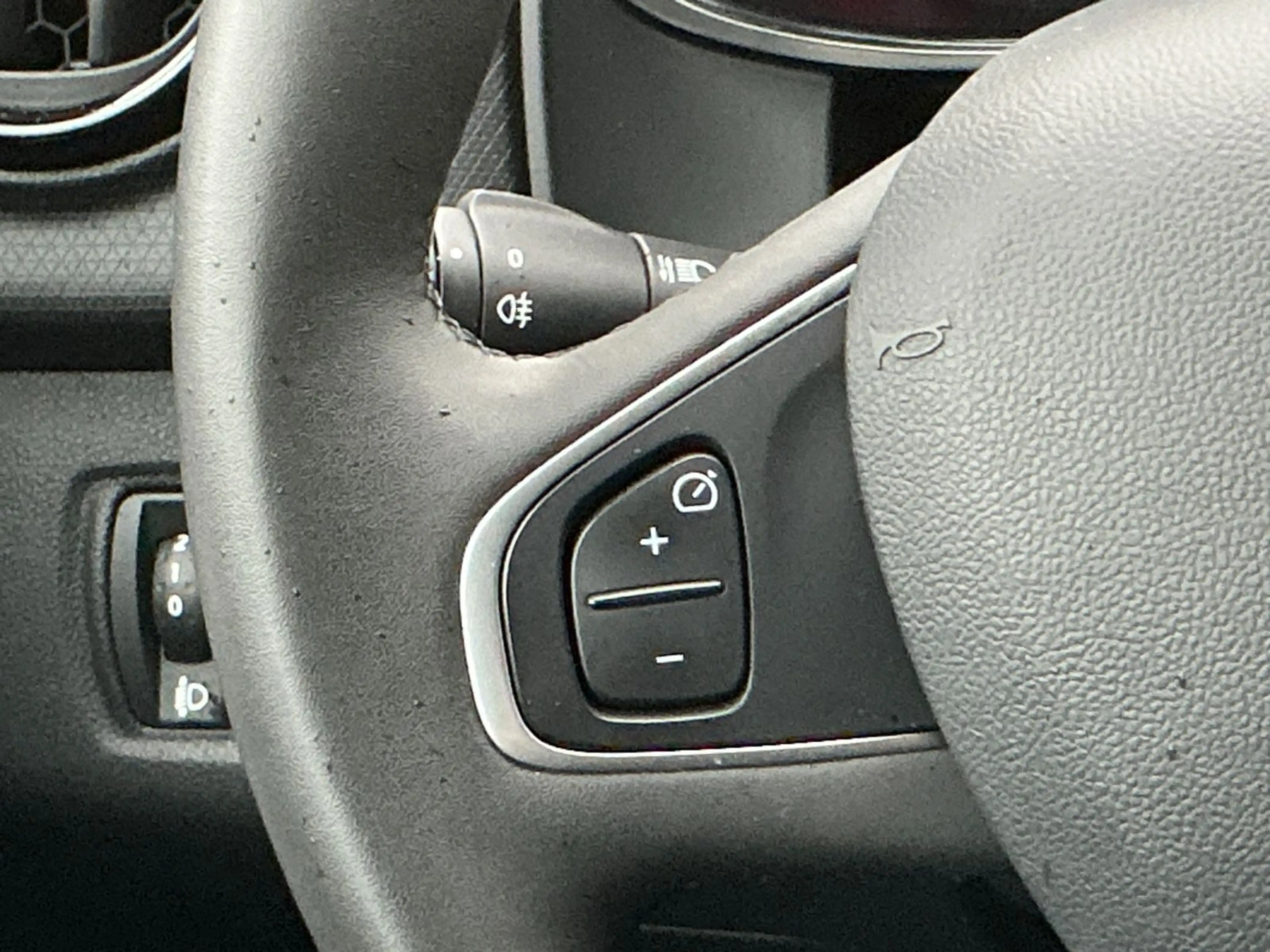 Renault Clio IV Limited BT Allwetter — photo 17