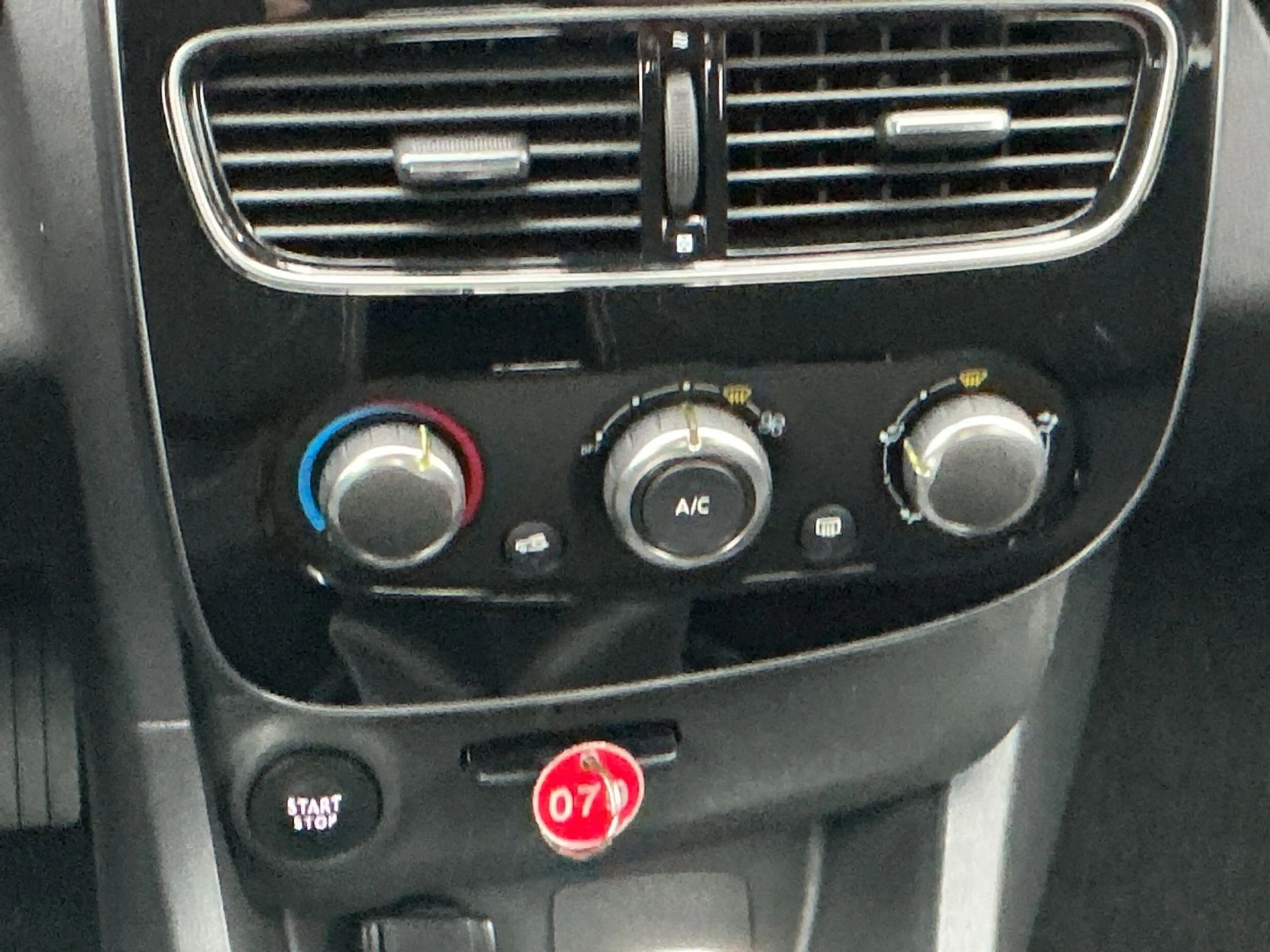 Renault Clio IV Limited BT Allwetter — photo 22