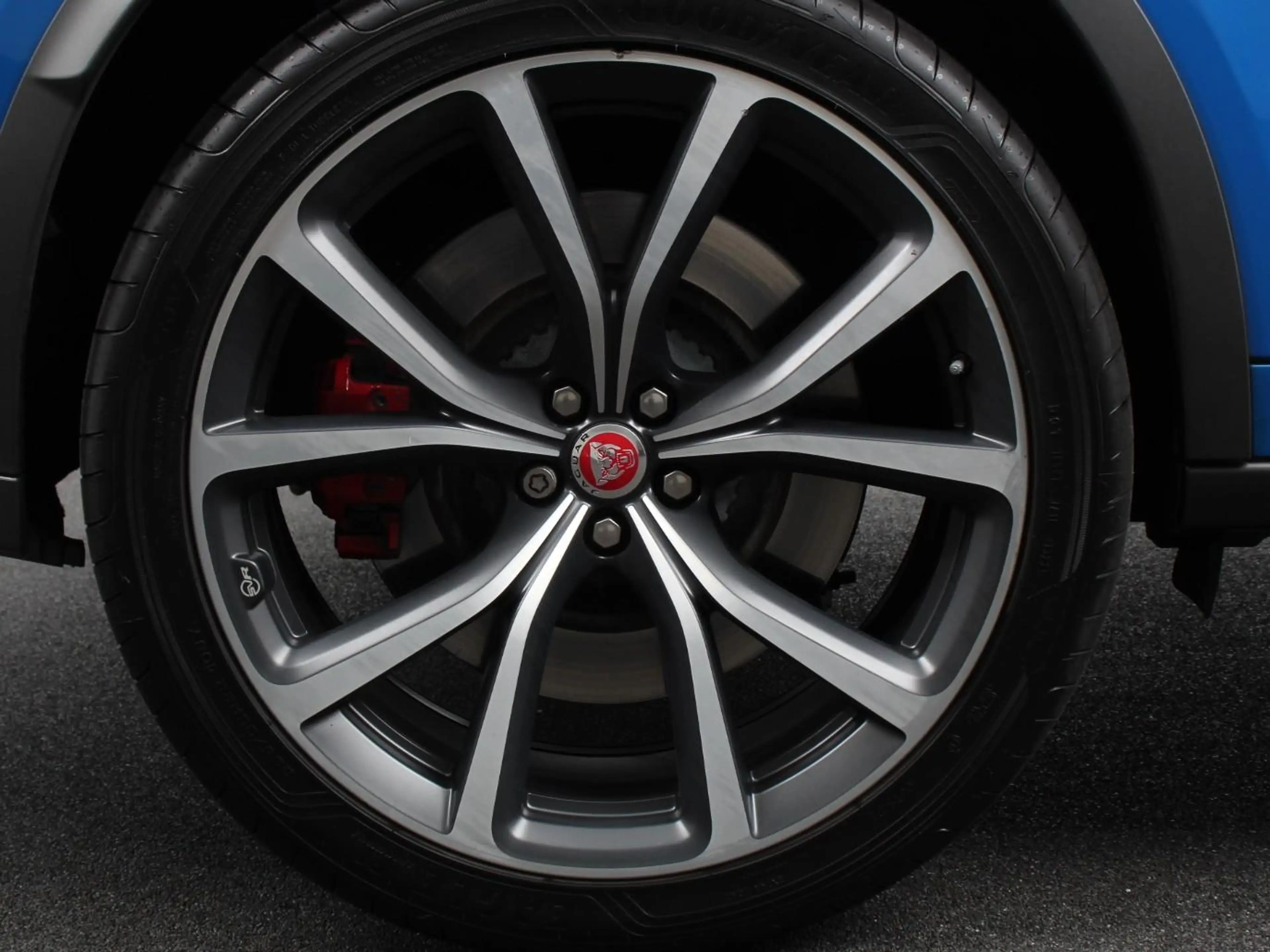 Jaguar F-Pace 5.0 V8 AWD SVR 551 pk Panorama dak Meridian sound — photo 2