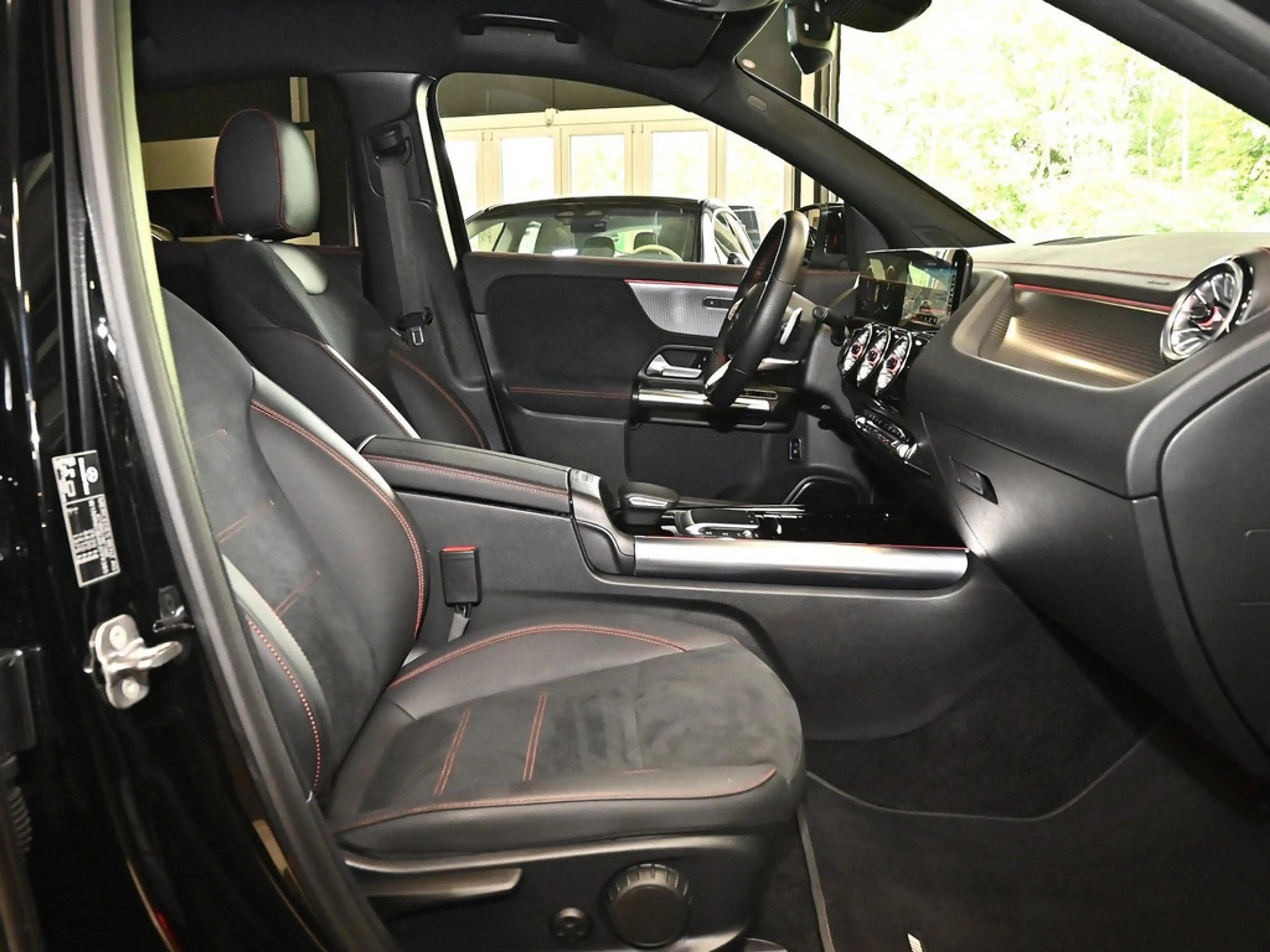 Mercedes-Benz EQA 300 4M AMG Sport Advanced+ LED NAVI SHZ — photo 8