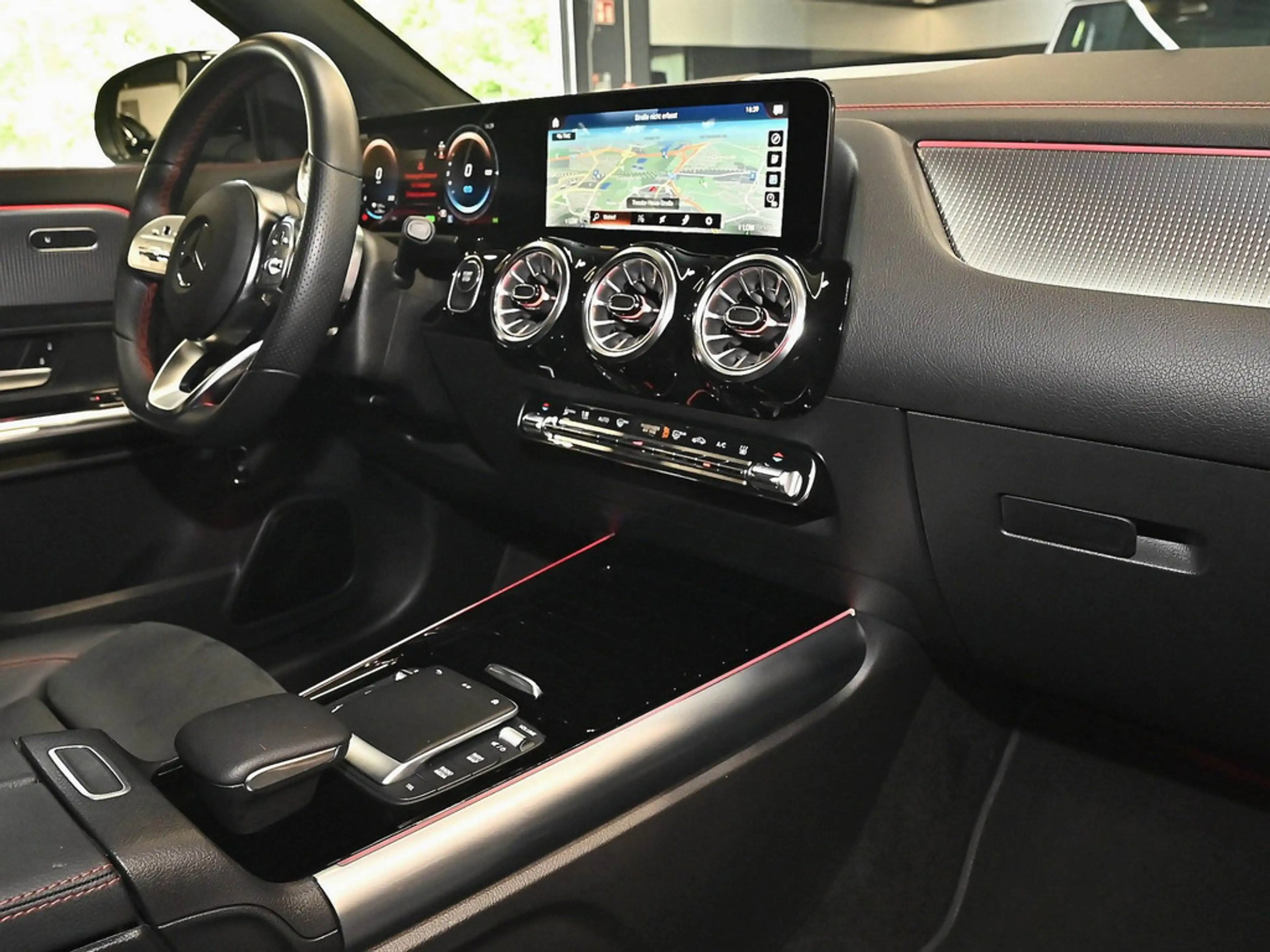 Mercedes-Benz EQA 300 4M AMG Sport Advanced+ LED NAVI SHZ — photo 12