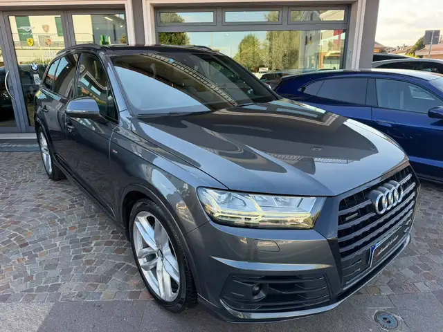 Audi Q7 view 3