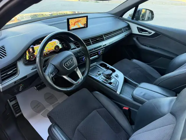 Audi Q7 view 9