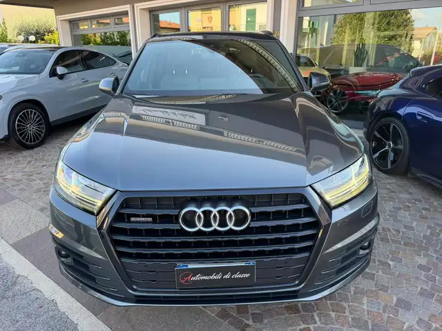Audi Q7 view 2