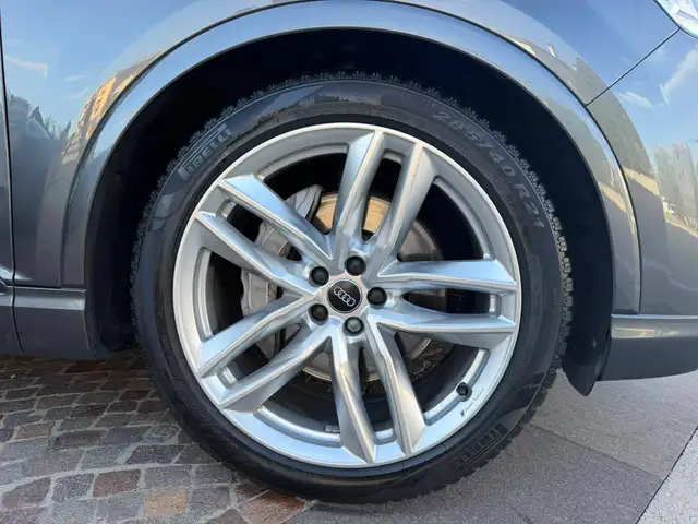 Audi Q7 view 7