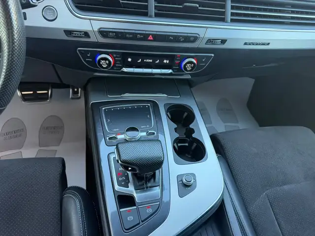 Audi Q7 view 17
