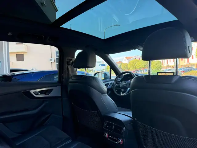 Audi Q7 view 15