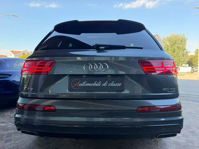 Audi Q7 view 5
