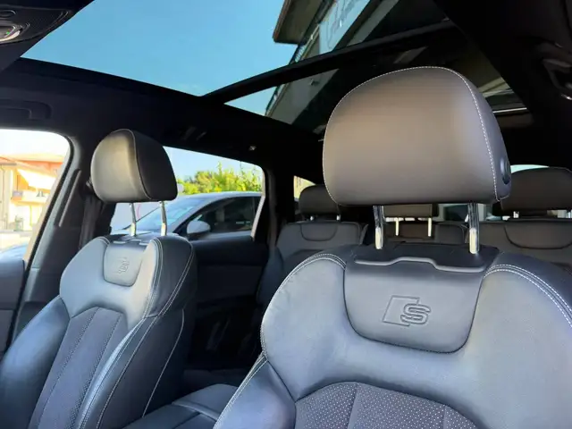 Audi Q7 view 11