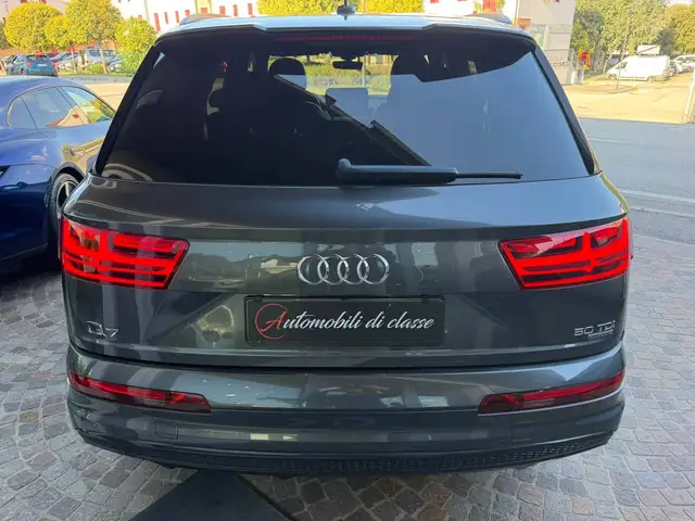 Audi Q7 view 4