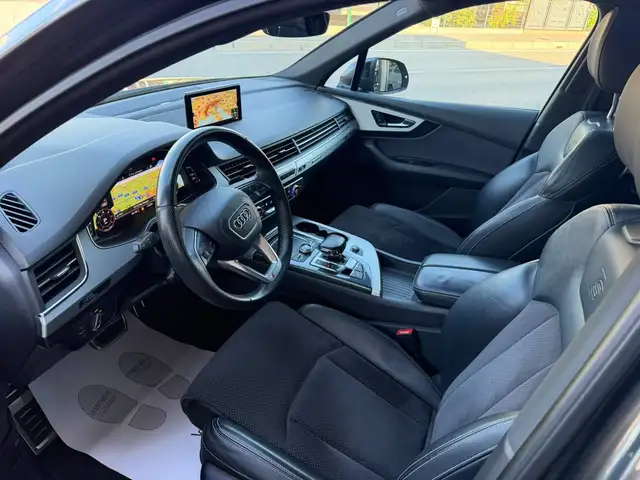 Audi Q7 view 8
