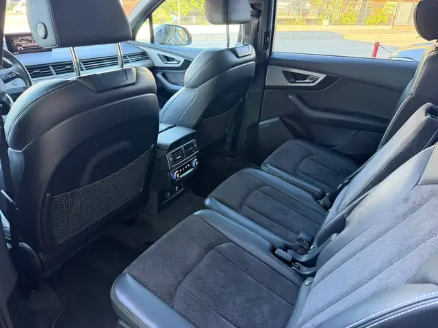 Audi Q7 view 12