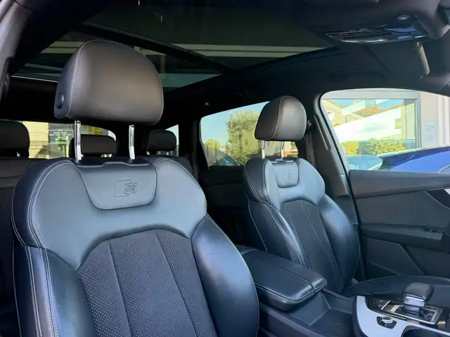 Audi Q7 view 16
