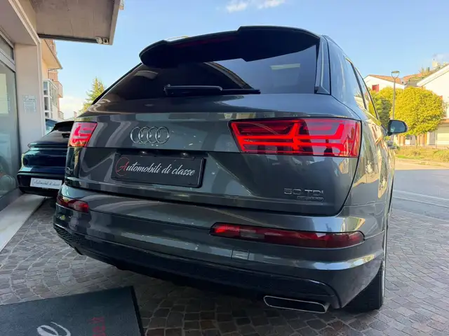 Audi Q7 view 6